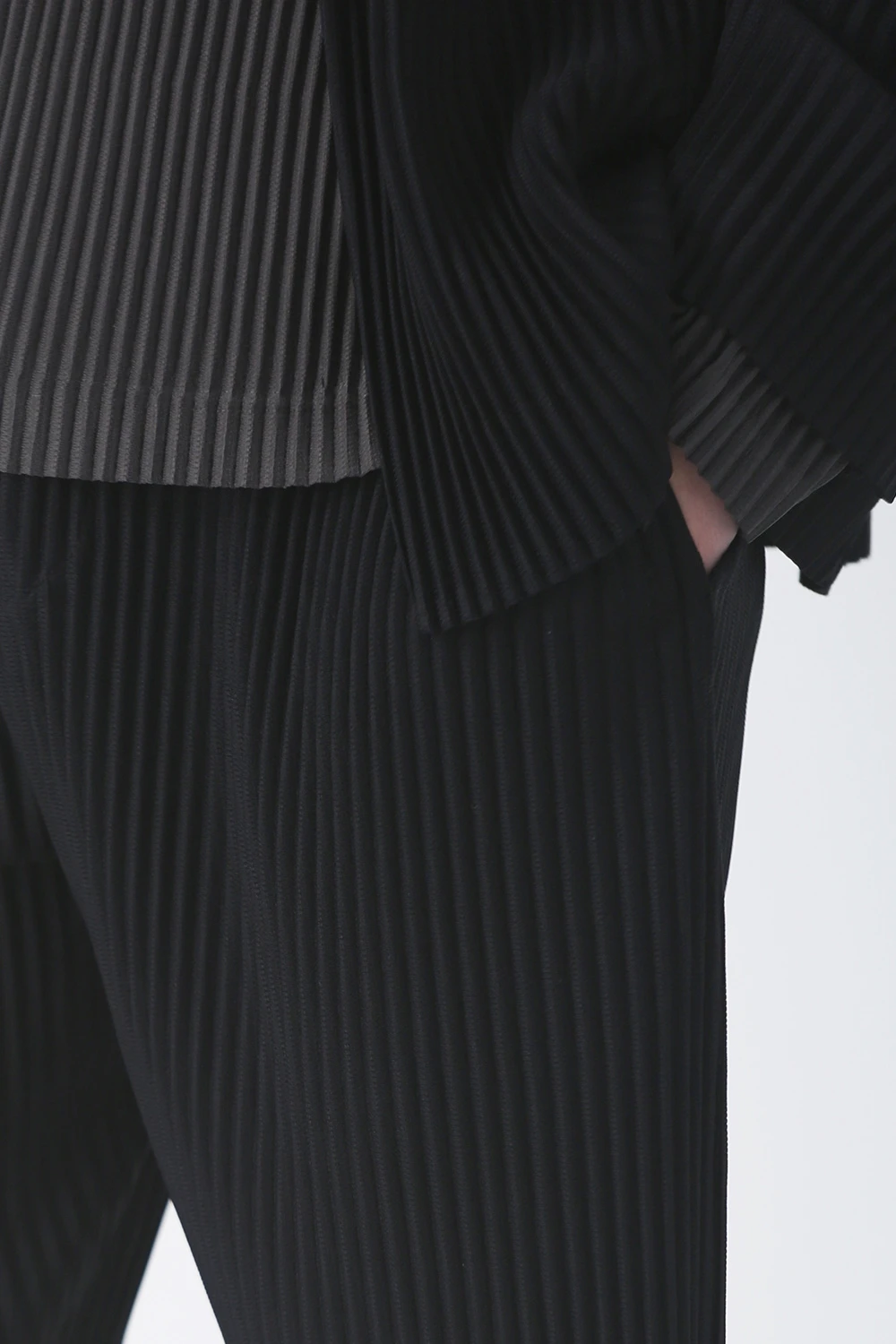 Miyake Pleated Pants Men Elastic Waist Loose Straight Casual Trousers with Side Pockets Wrinkle Resistant Dress Pants