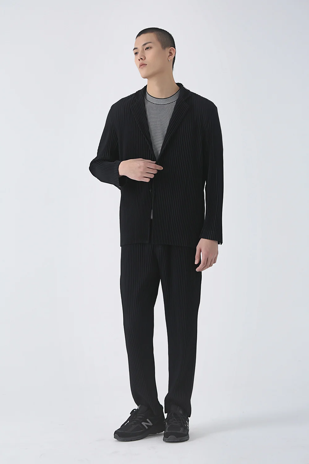 Miyake Pleated Pants Men Elastic Waist Loose Straight Casual Trousers with Side Pockets Wrinkle Resistant Dress Pants