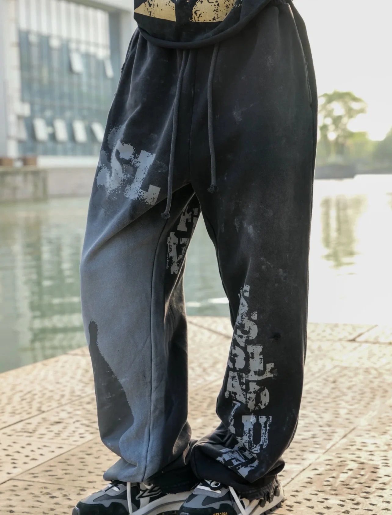 Graffiti Solied SSSAINT LOUIS Hole Damaged Casual Sweatpants Men Women Washed Distressed Loose Straight Track Pants Trousers