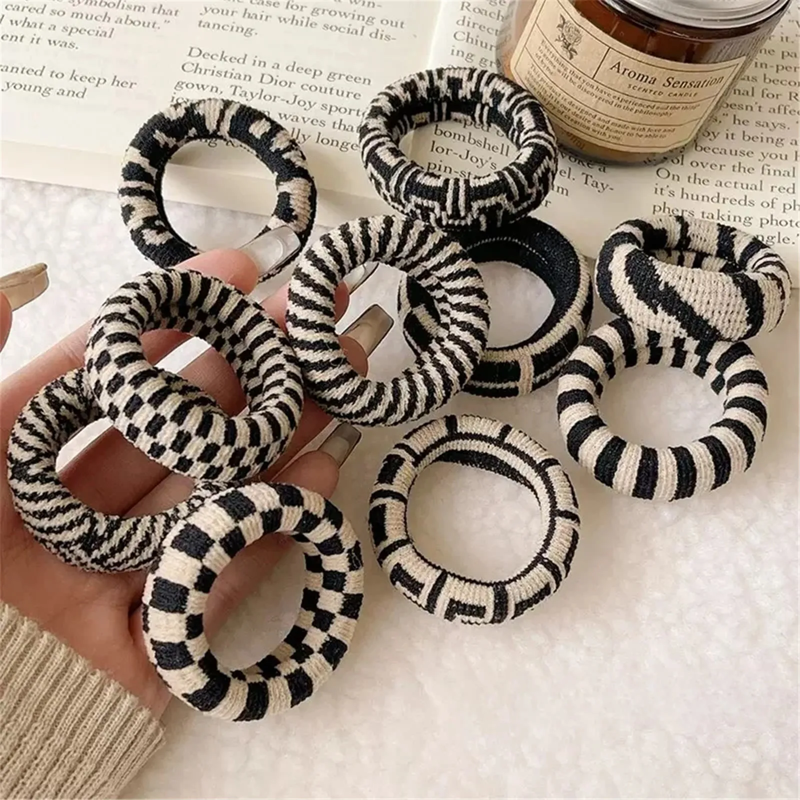 5Pcs Korean High-Elasticity Seamless Hair Ties,Black and White Checkered Traceless Hair Ring,Simple and Durable Thick Hair Bands