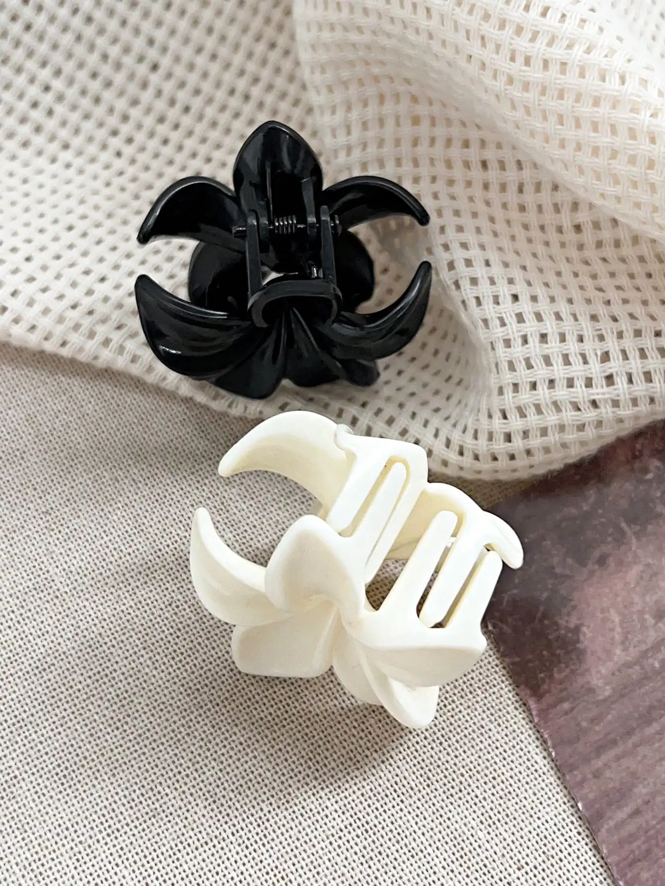 4Pcs Multicolor Flower Hair Claw Clips for Women Girls Nonslip Cute Fashion Hair Accessories Small Hairpin Crab Barrette Style