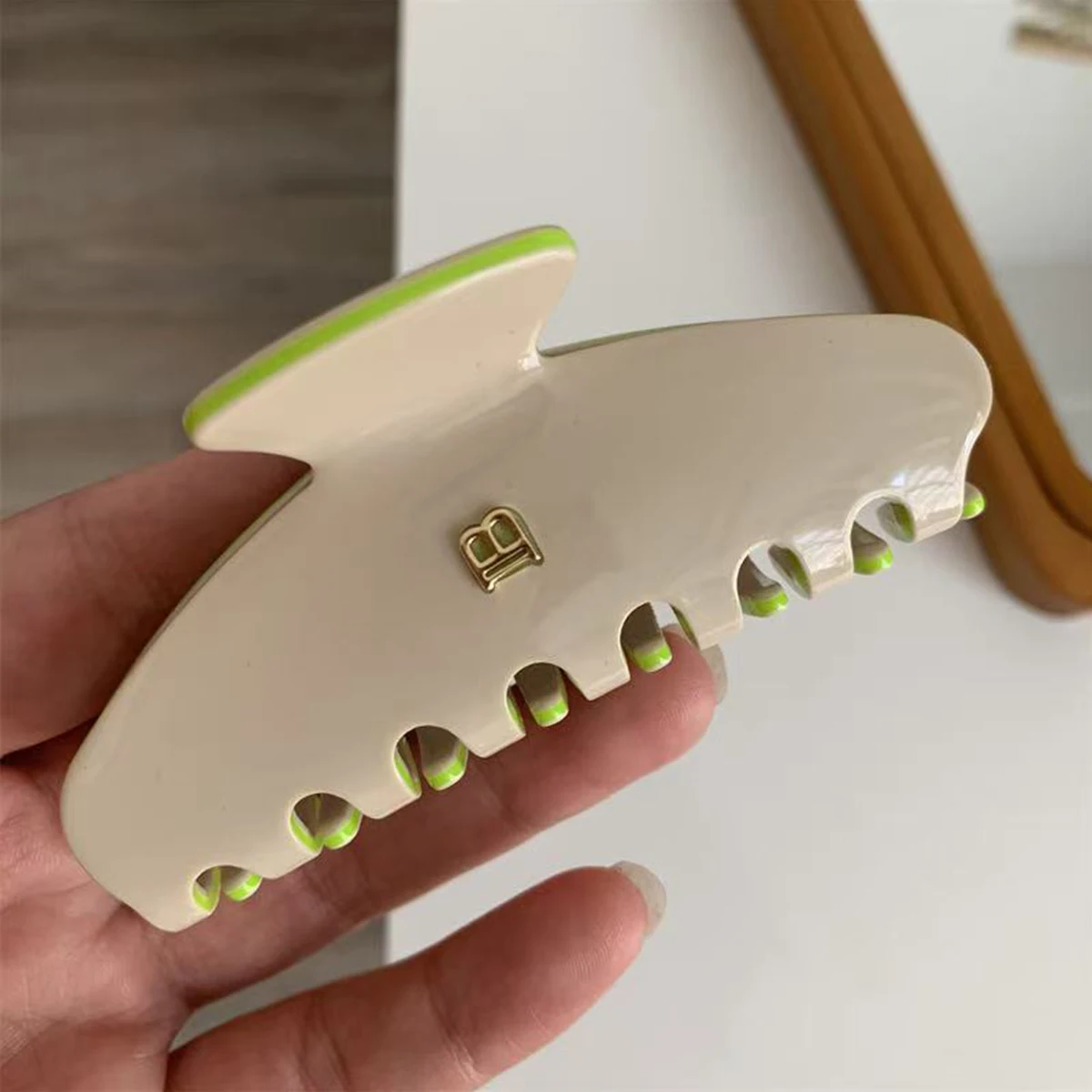 1pc Korean Letter B Arc Grab Clip High Texture Acetate Hair Clip Sweet and Versatile Hair Shark Clip Hair Accessories