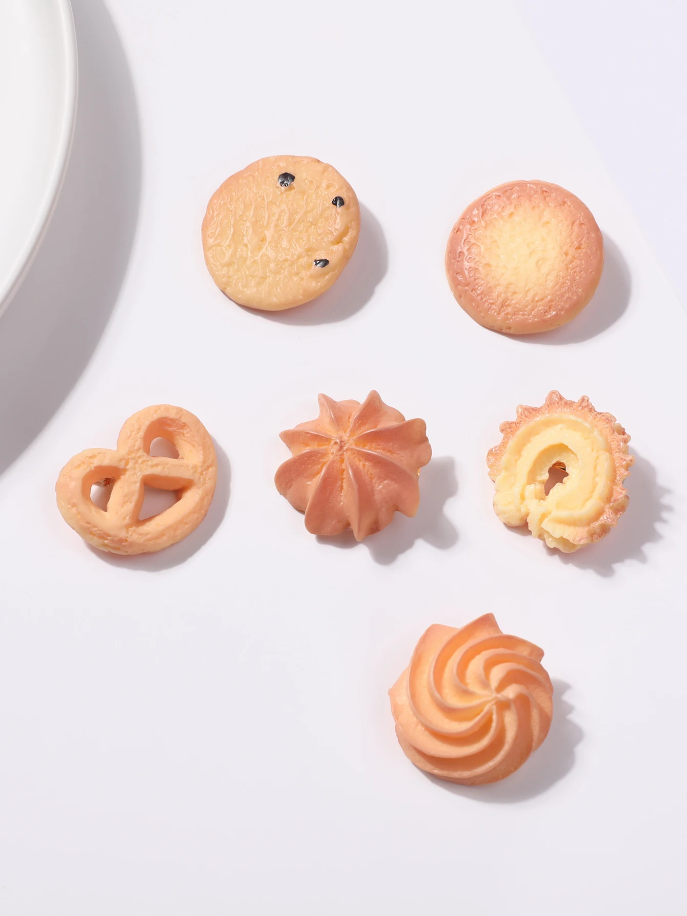 A pack of 5pcs cartoon simulation biscuit hairpin cute biscuit clip food clip funny side clip bangs clip student girl heart head