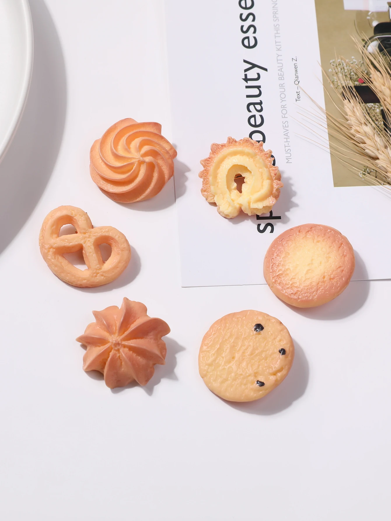 A pack of 5pcs cartoon simulation biscuit hairpin cute biscuit clip food clip funny side clip bangs clip student girl heart head