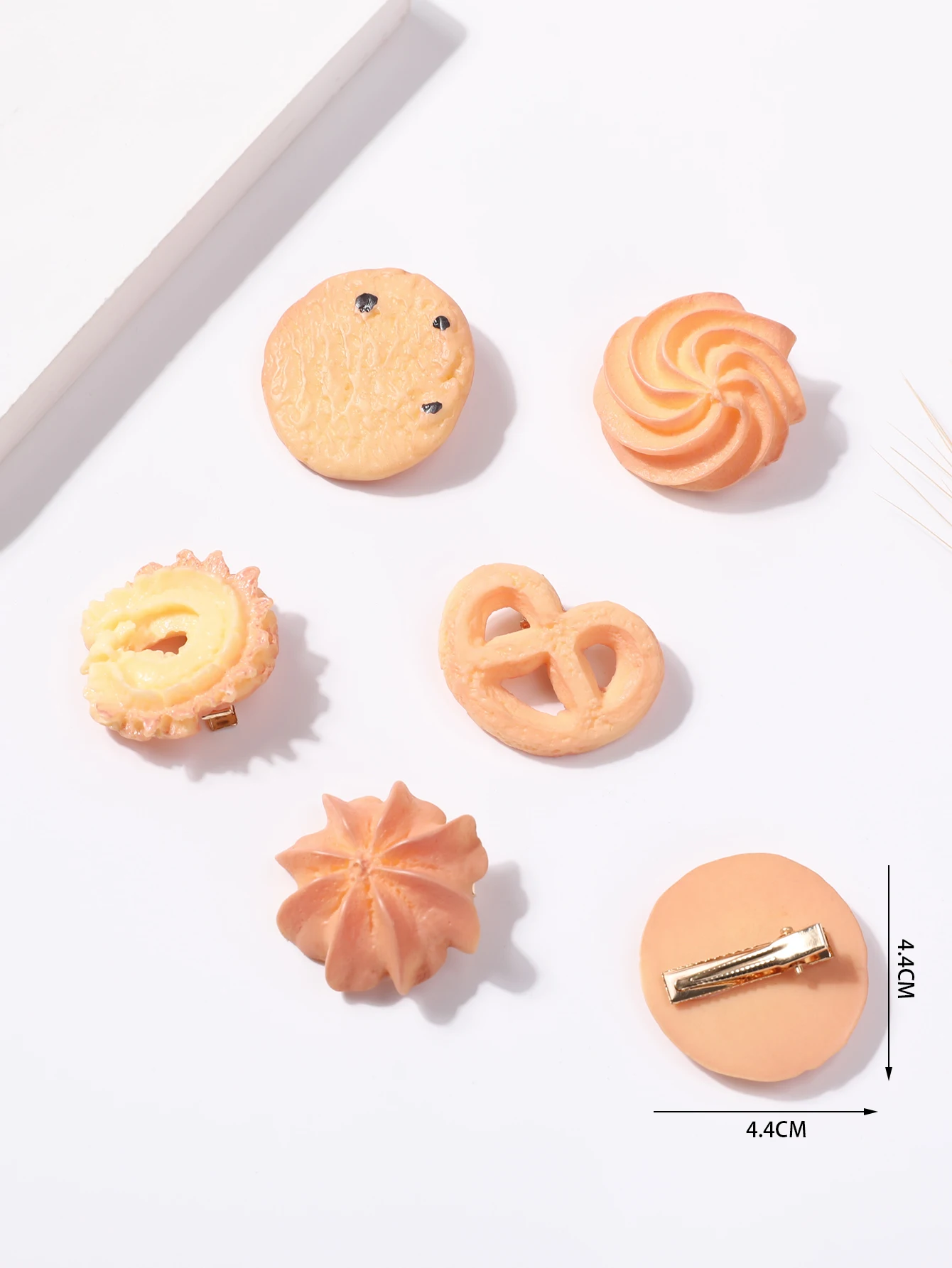 A pack of 5pcs cartoon simulation biscuit hairpin cute biscuit clip food clip funny side clip bangs clip student girl heart head