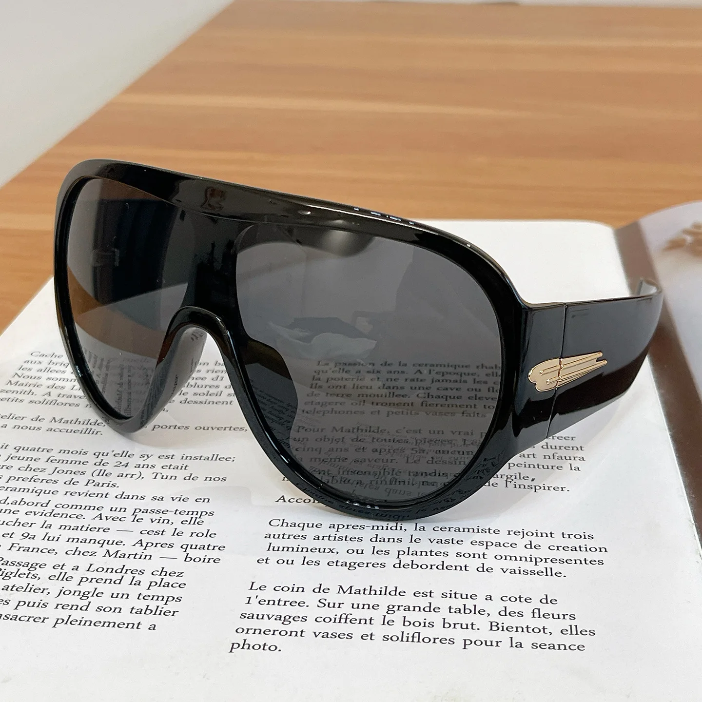New Fashion Oversized Black One Piece Sunglasses for Women Men vintage Stripe Leg Shield Sun Glasses Ladies sexy Driving Shades