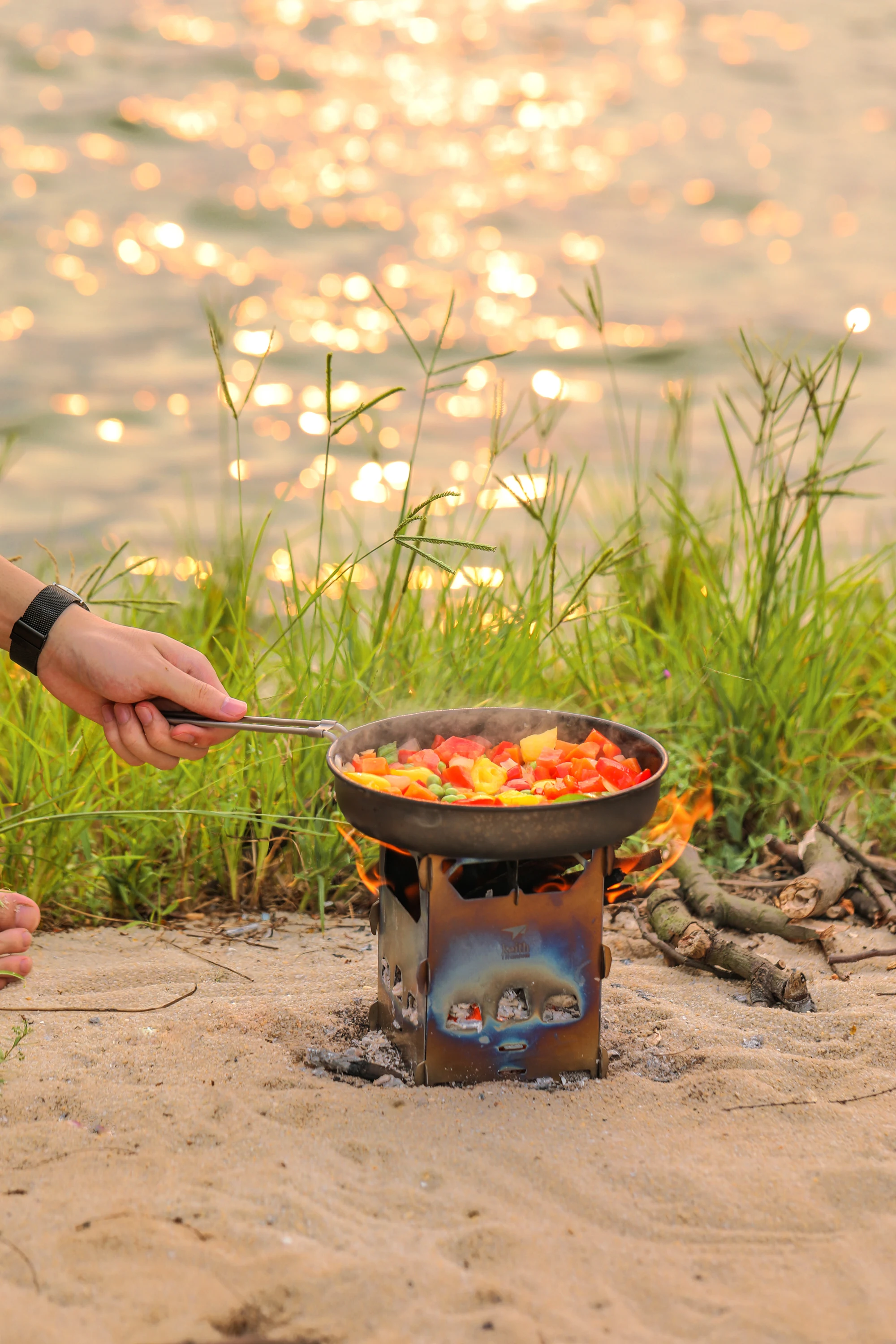 Keith Titanium Alloy Backpacking Wood Stove Outdoor Camping Stove Portable Ultralight Folding Wood Stove Pocket Stove Ti2201