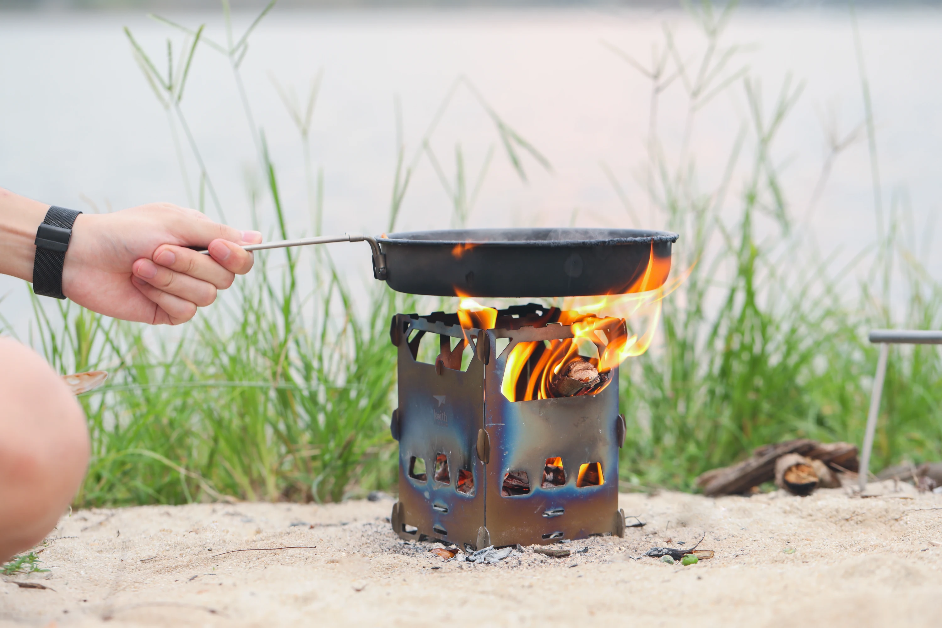 Keith Titanium Alloy Backpacking Wood Stove Outdoor Camping Stove Portable Ultralight Folding Wood Stove Pocket Stove Ti2201