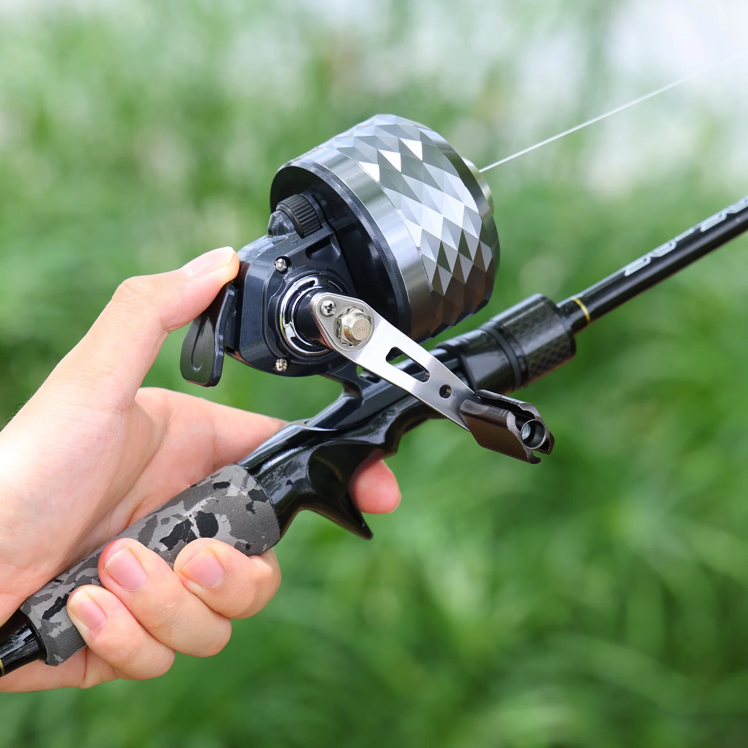 Sougayilang Bullet Type Fishing Reel Left and Right Hand 3.9:1 Shooting Closed Fish Reel with Line Outdoor Hunting Fishing Reel