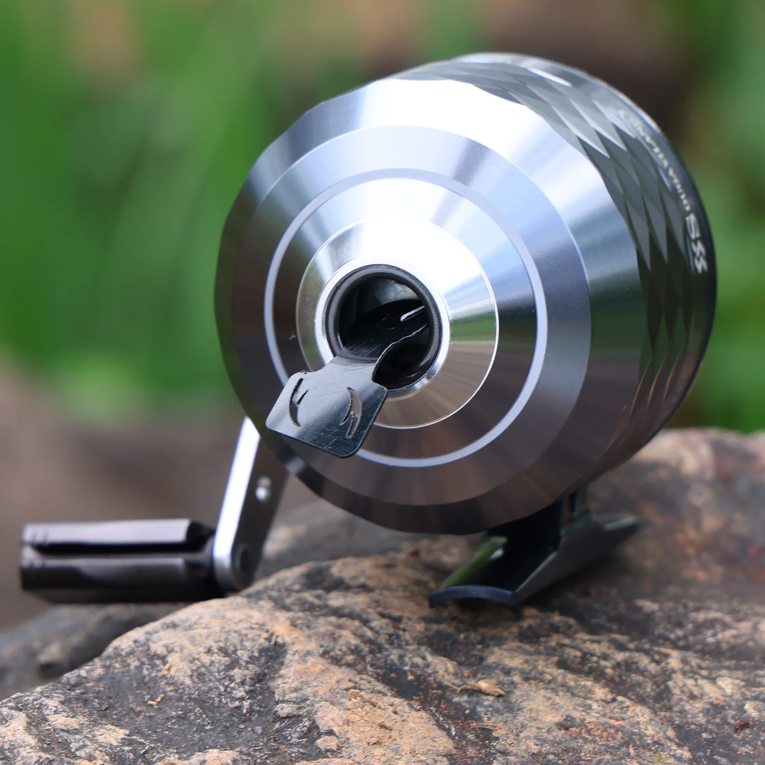 Sougayilang Bullet Type Fishing Reel Left and Right Hand 3.9:1 Shooting Closed Fish Reel with Line Outdoor Hunting Fishing Reel