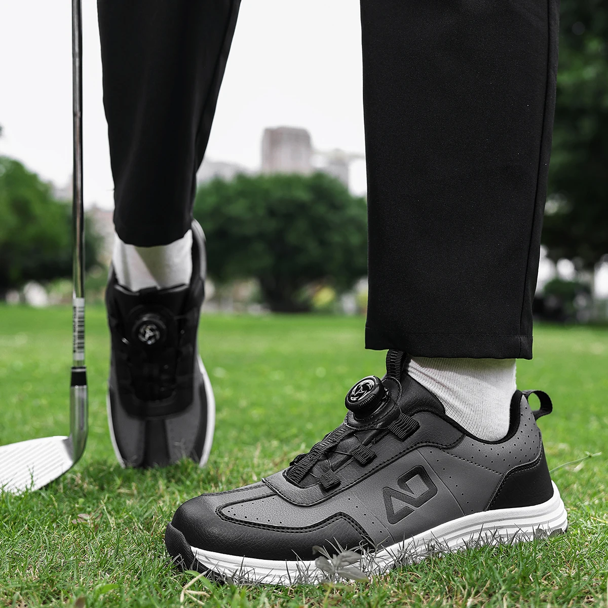 Golf Shoes for Fashionable Outdoor Use for Both Men and Women, With Anti-Slip Design, Suitable for Mountain Climbing and Hiking