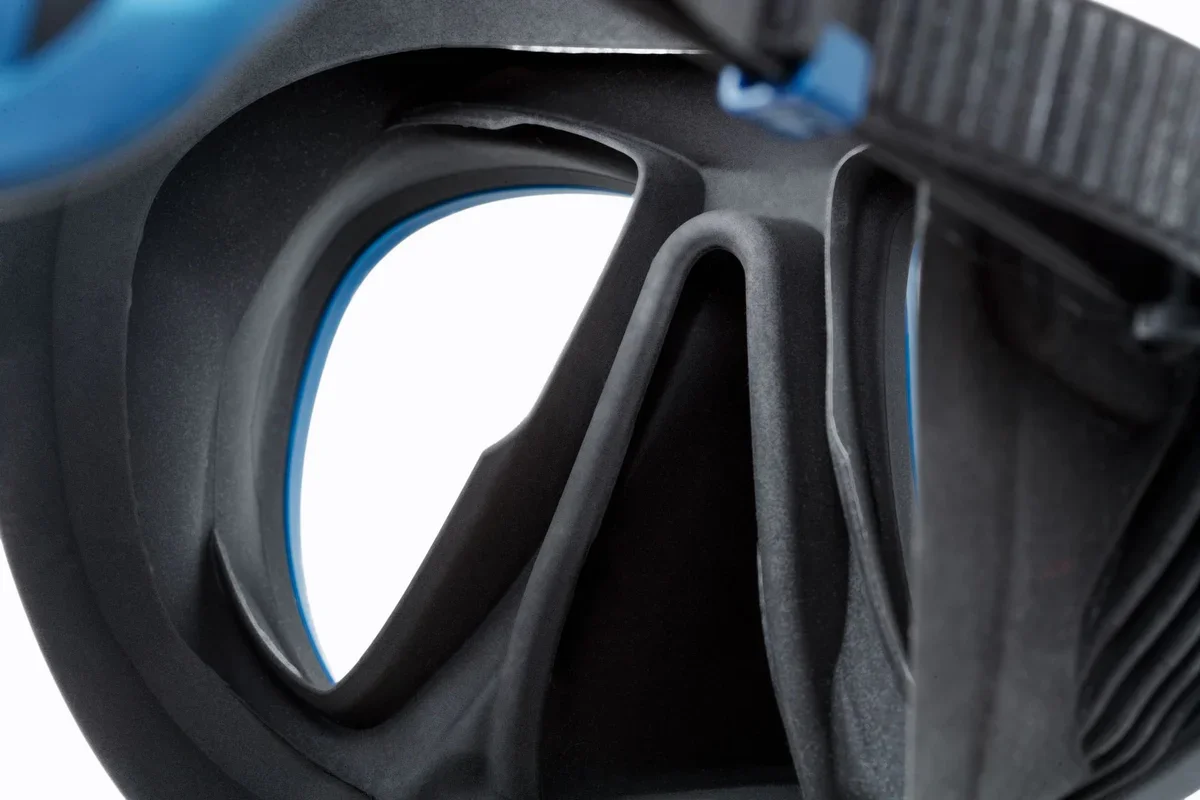 Cressi Adult Scuba Diving Mask with Advanced Fog System and Improved Downward Visibility - Quantum