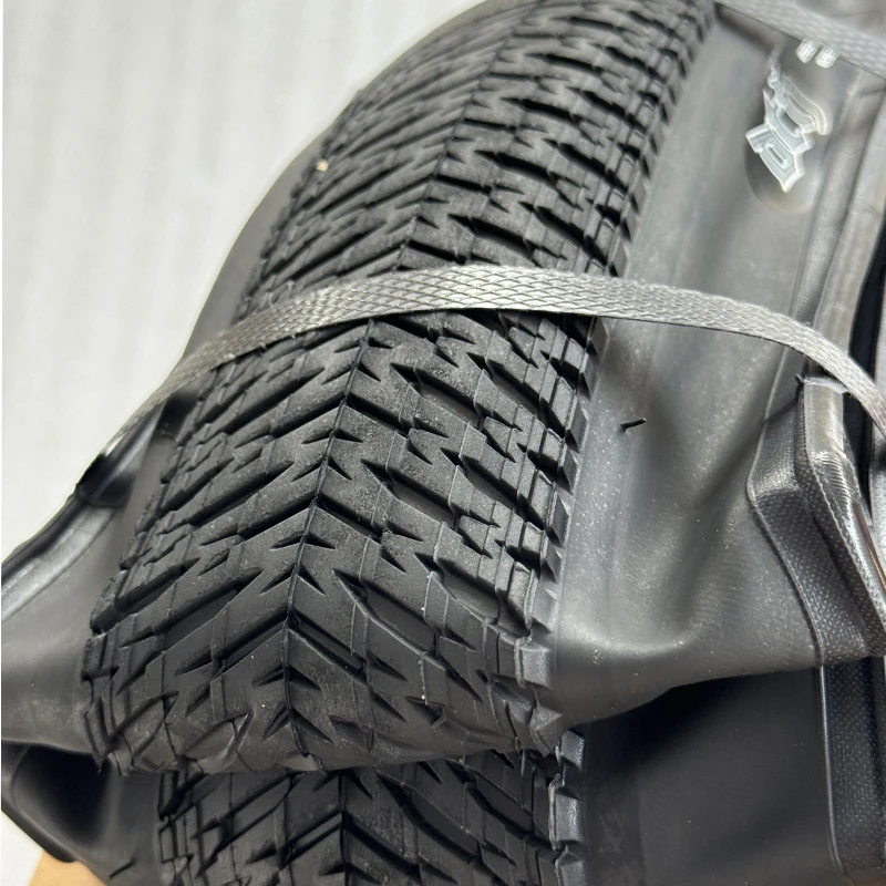 MAXXIS DTH 26-Inch Mountain Bike Tire 26x2.3 Foldable Tread Pattern for Off-Road Cycling BMX, Dirt Jump, Pump Track, Urban