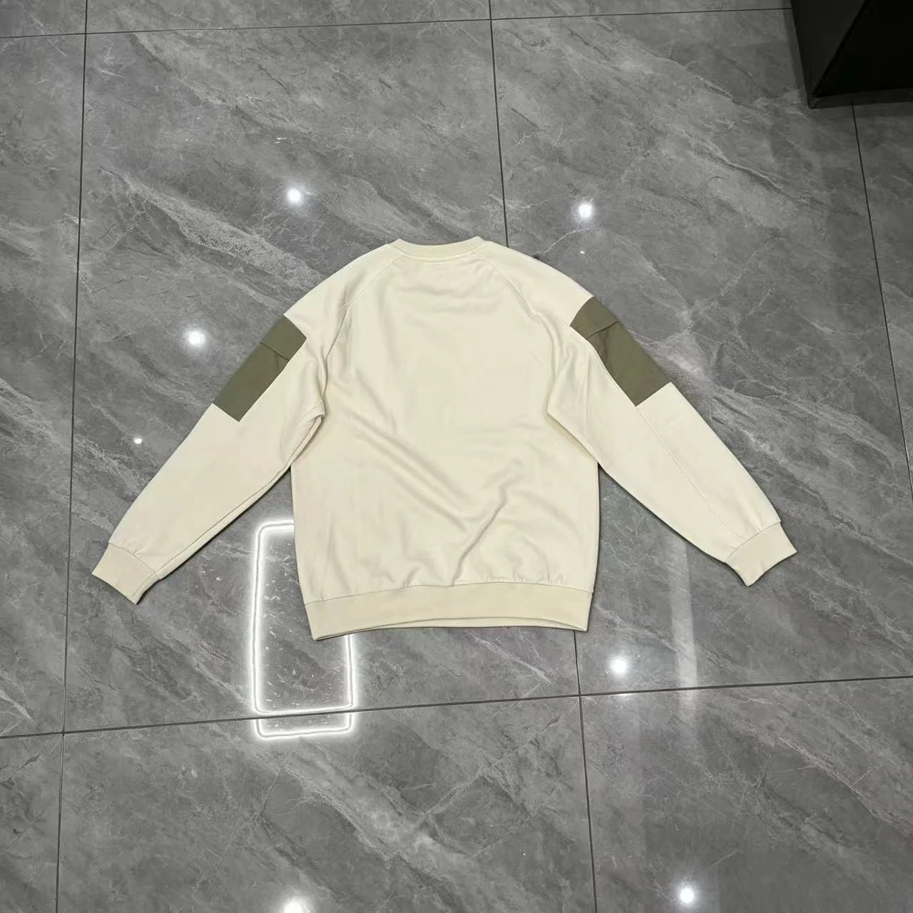 Men's contrasting color spliced sweatshirt, sports and casual large pocket long sleeved sweatshirt, round neck pullover top