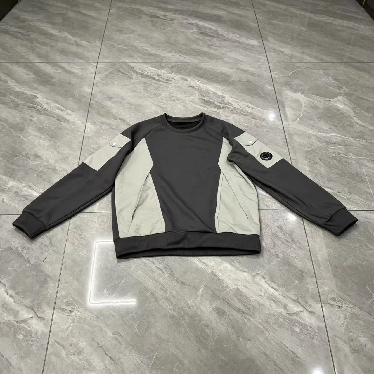 Men's contrasting color spliced sweatshirt, sports and casual large pocket long sleeved sweatshirt, round neck pullover top
