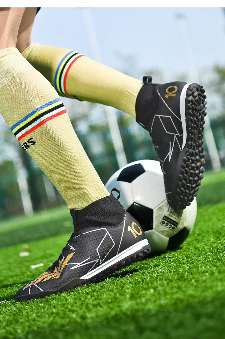 Men New Professional Soccer Shoes Original Resistant Casual Field Male Ultralight Football Boots Non Slip Fast Football Shoes