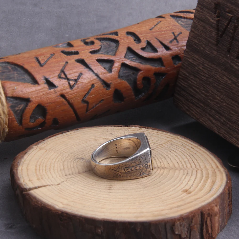 925 sterling silver Thor’s Hammer Mjölnir and vegvisir ring as gift with vintage wood viking box