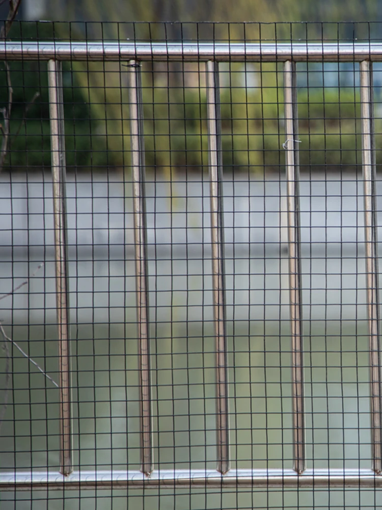 SucceBuy Welded Wire Fence Vinyl Coated Chicken Rabbit Mesh 1"x1" 16 Gauge 24"x50'/24"x100'/36"x50' Black Hardware Cloth & Mesh