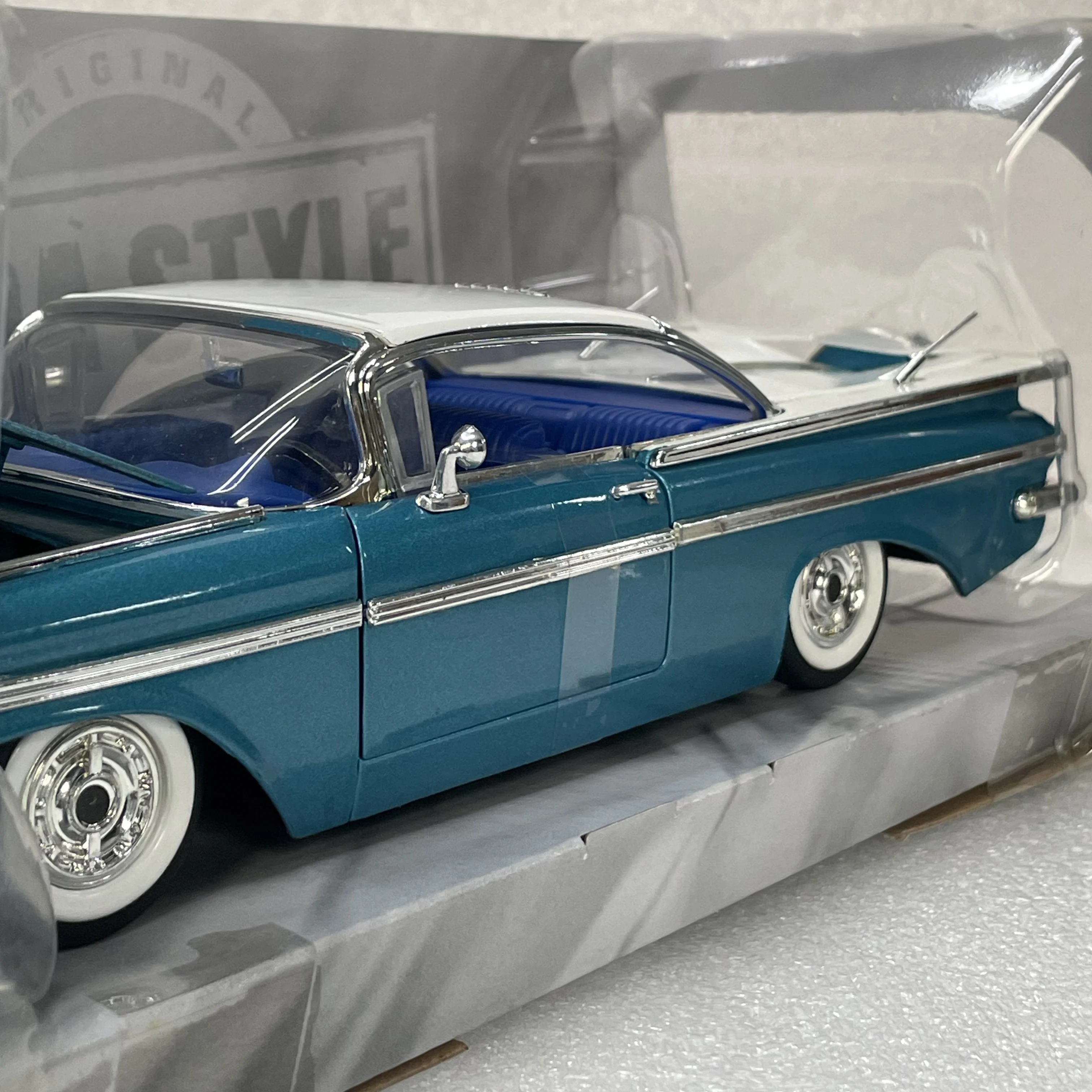 Static Die Casting 1:24 Scale Simulation Chevy Impala Alloy Coupe Collection Memorial Car Model