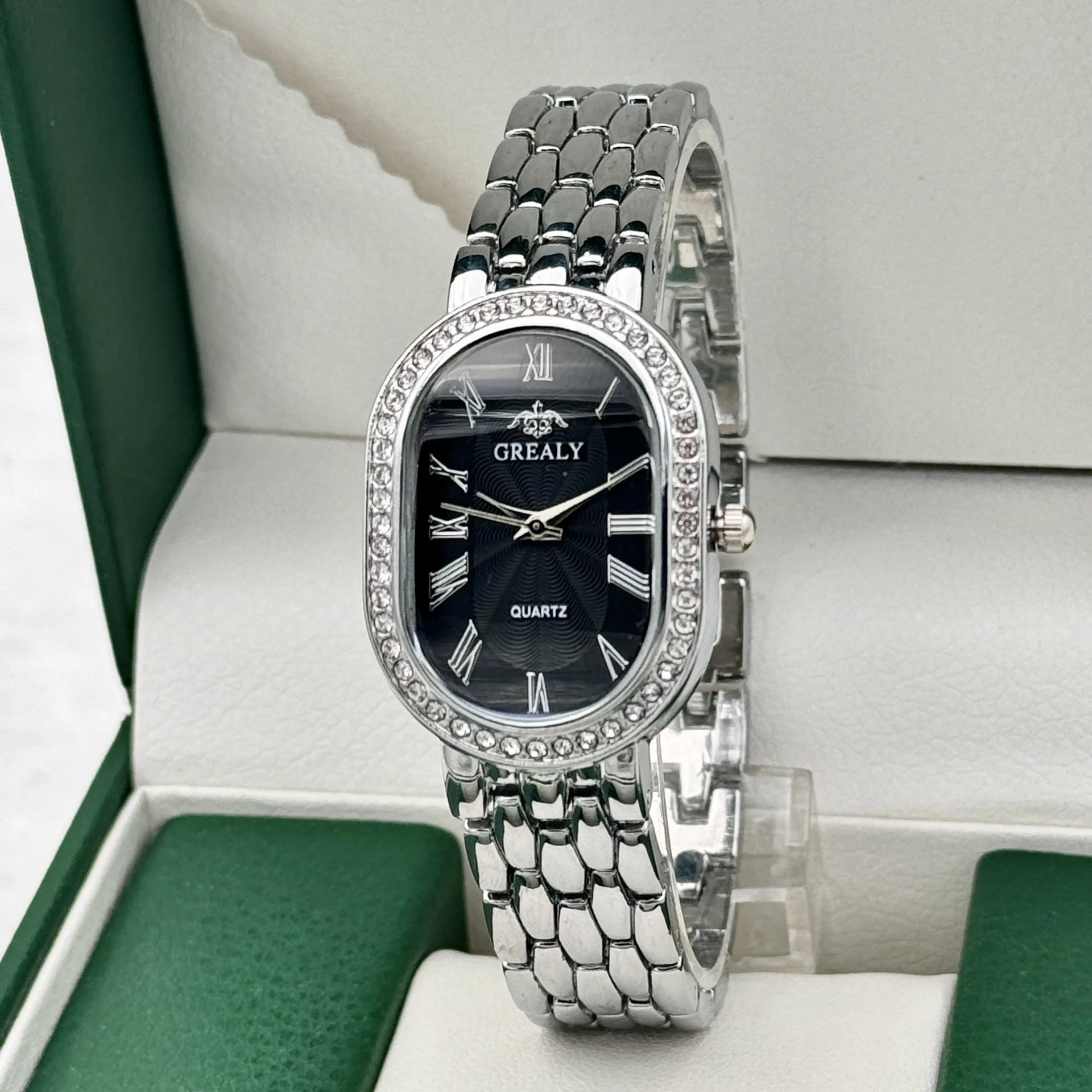 Ladies' Watches Fashionable Luxury Wrist Watch Diamond Encrusted Oval Roman Numeral Dial Quartz Watch Women's Clock