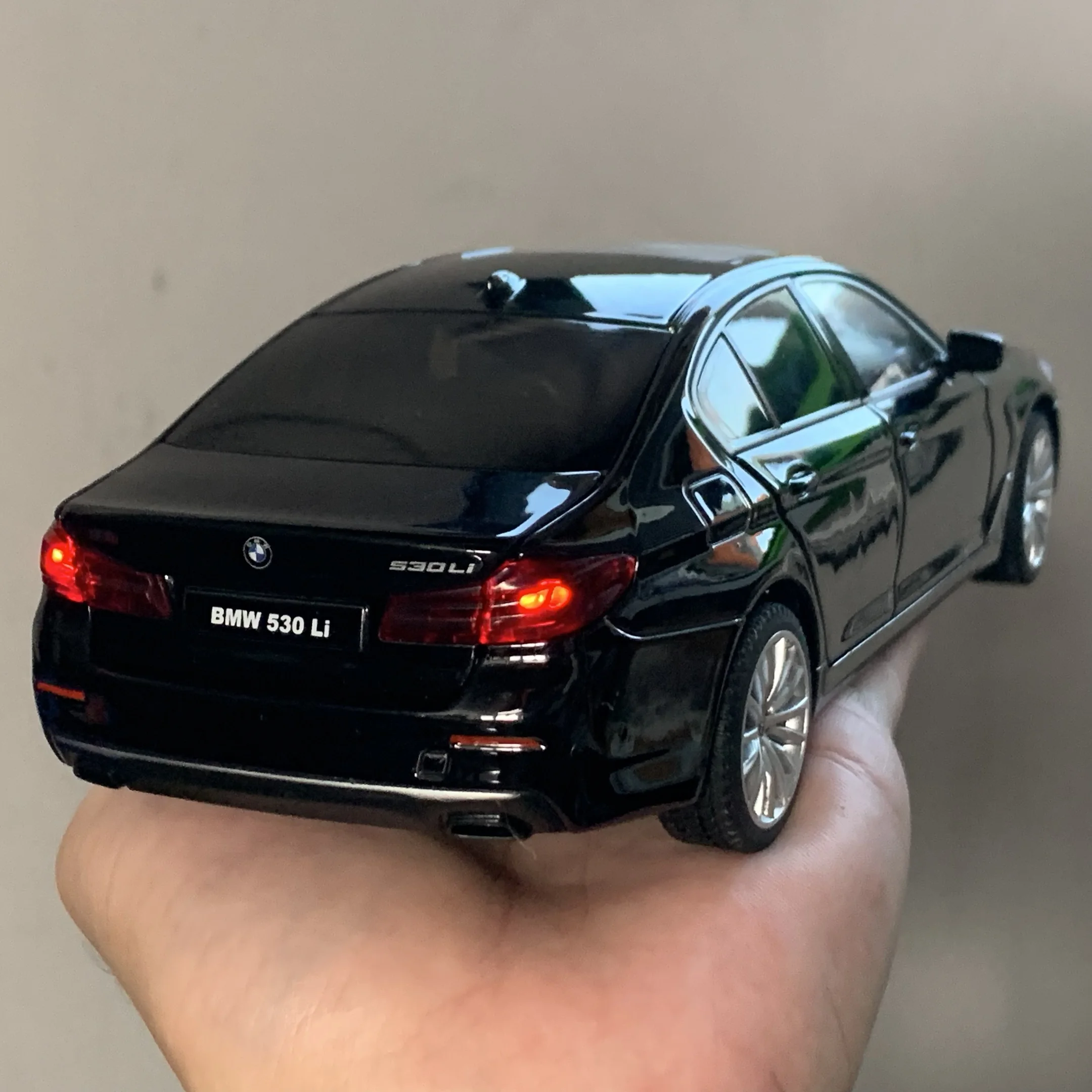 1:24 BMW 530LI Limousine Alloy Metal Diecast Model Car Trendy Ornaments Children's Toy Car Sound & Light Holiday Present Friend