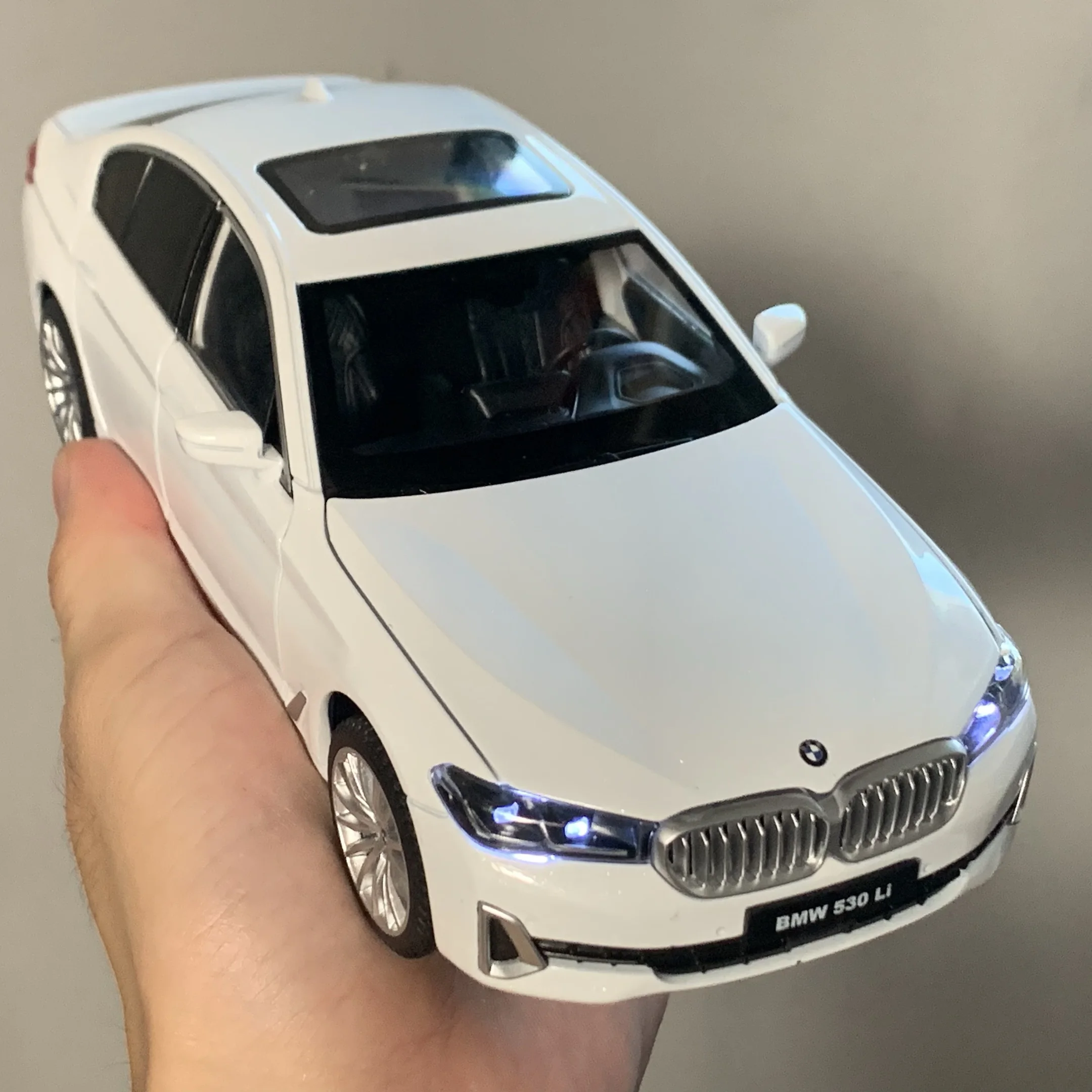1:24 BMW 530LI Limousine Alloy Metal Diecast Model Car Trendy Ornaments Children's Toy Car Sound & Light Holiday Present Friend