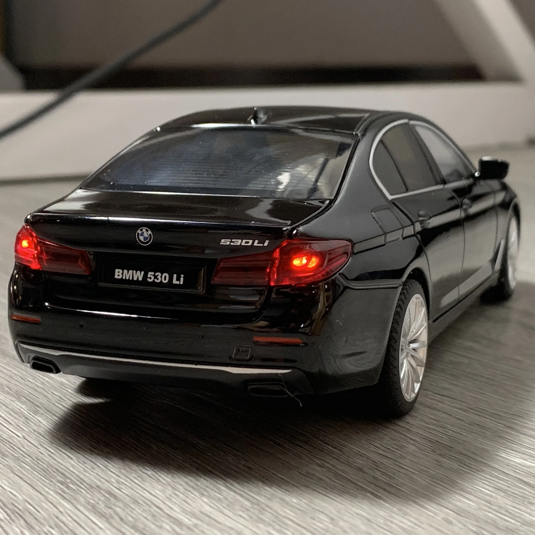 1:24 BMW 530LI Limousine Alloy Metal Diecast Model Car Trendy Ornaments Children's Toy Car Sound & Light Holiday Present Friend