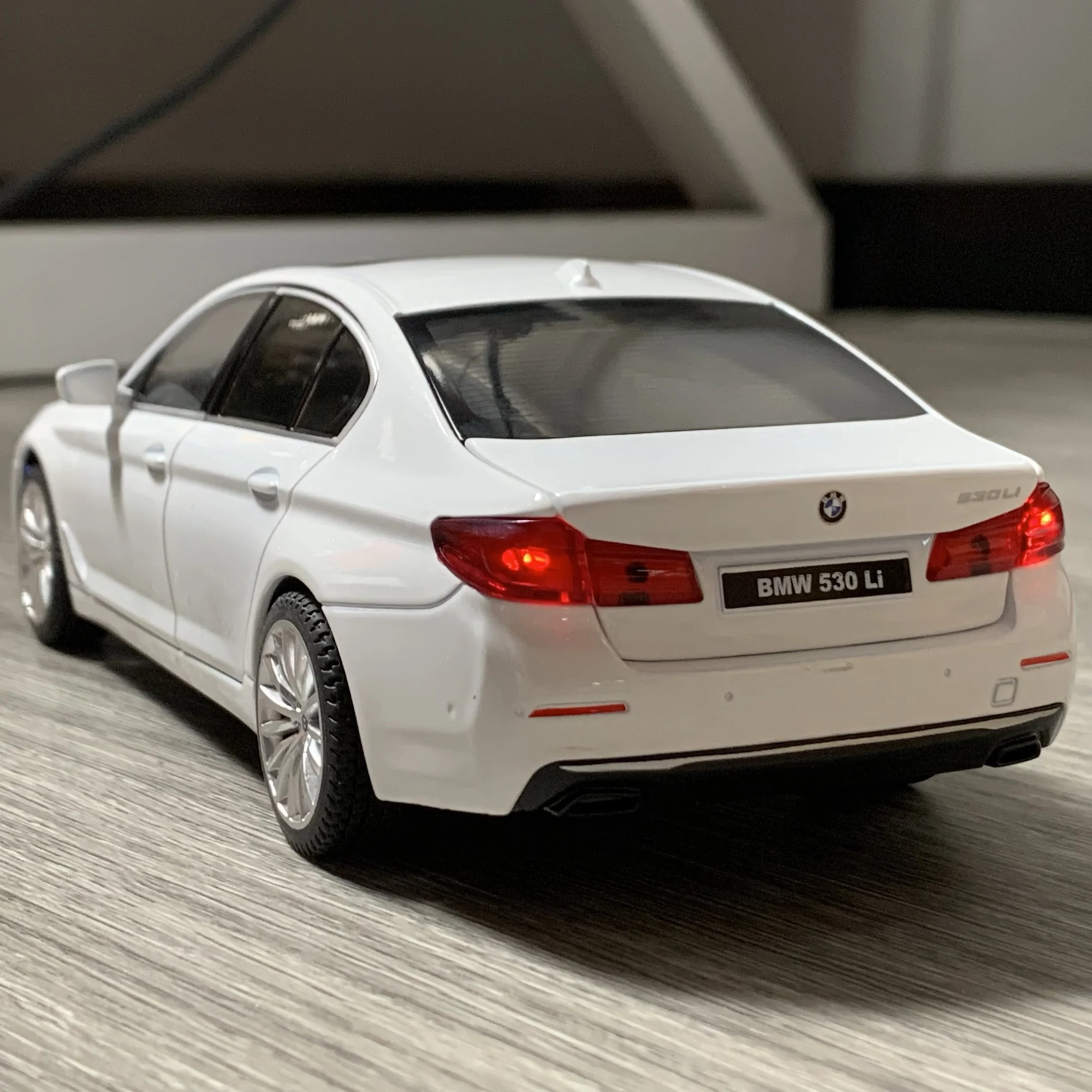 1:24 BMW 530LI Limousine Alloy Metal Diecast Model Car Trendy Ornaments Children's Toy Car Sound & Light Holiday Present Friend