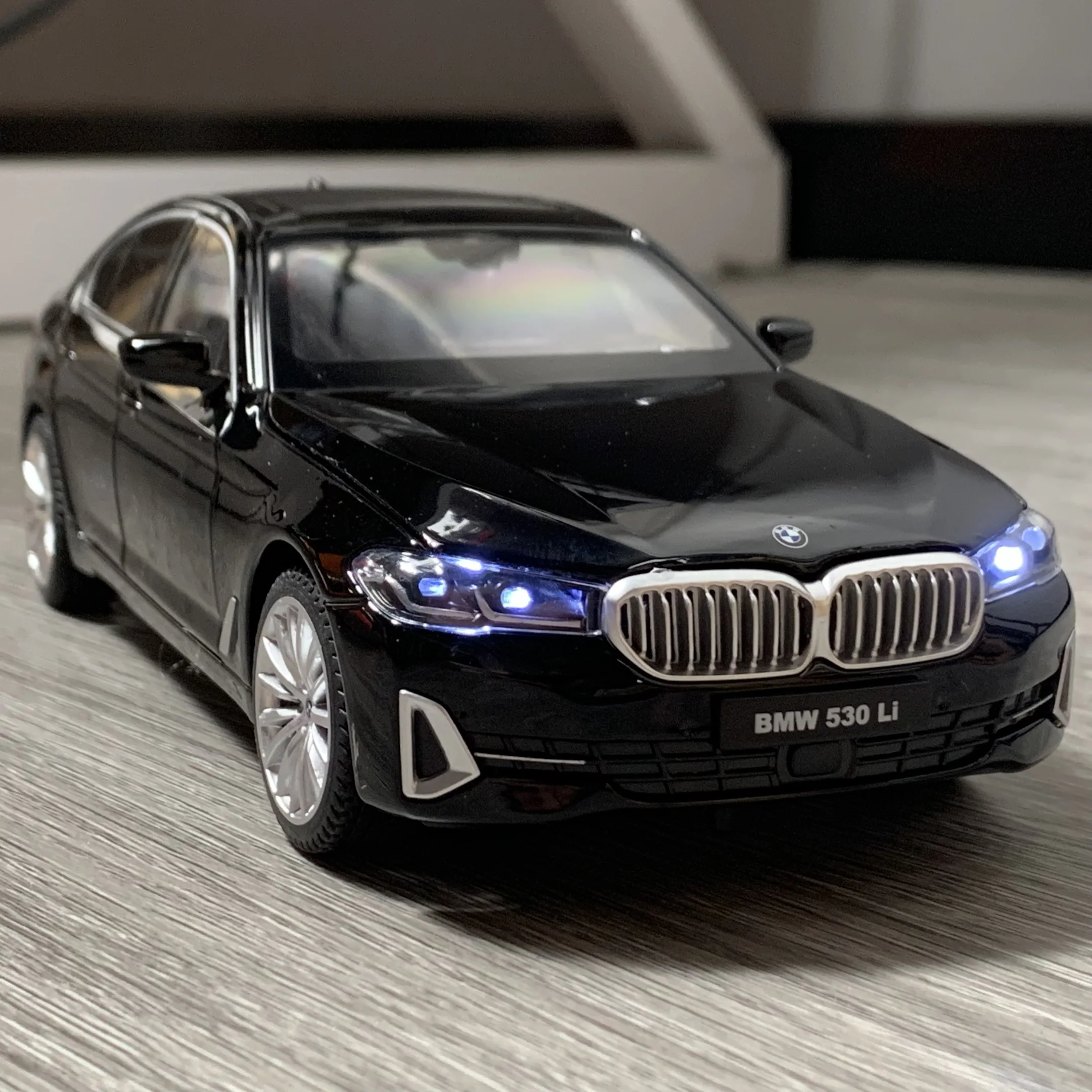 1:24 BMW 530LI Limousine Alloy Metal Diecast Model Car Trendy Ornaments Children's Toy Car Sound & Light Holiday Present Friend