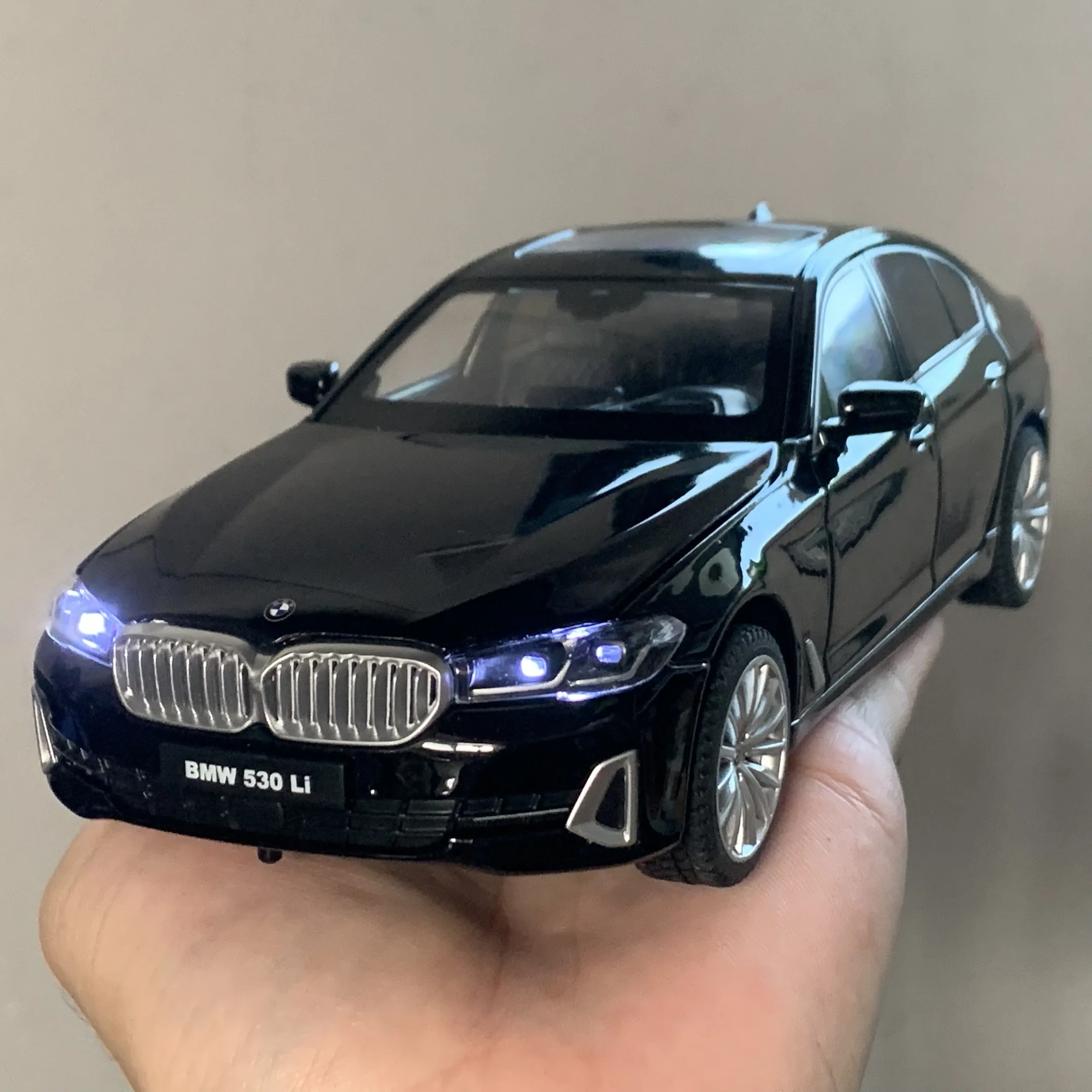 1:24 BMW 530LI Limousine Alloy Metal Diecast Model Car Trendy Ornaments Children's Toy Car Sound & Light Holiday Present Friend