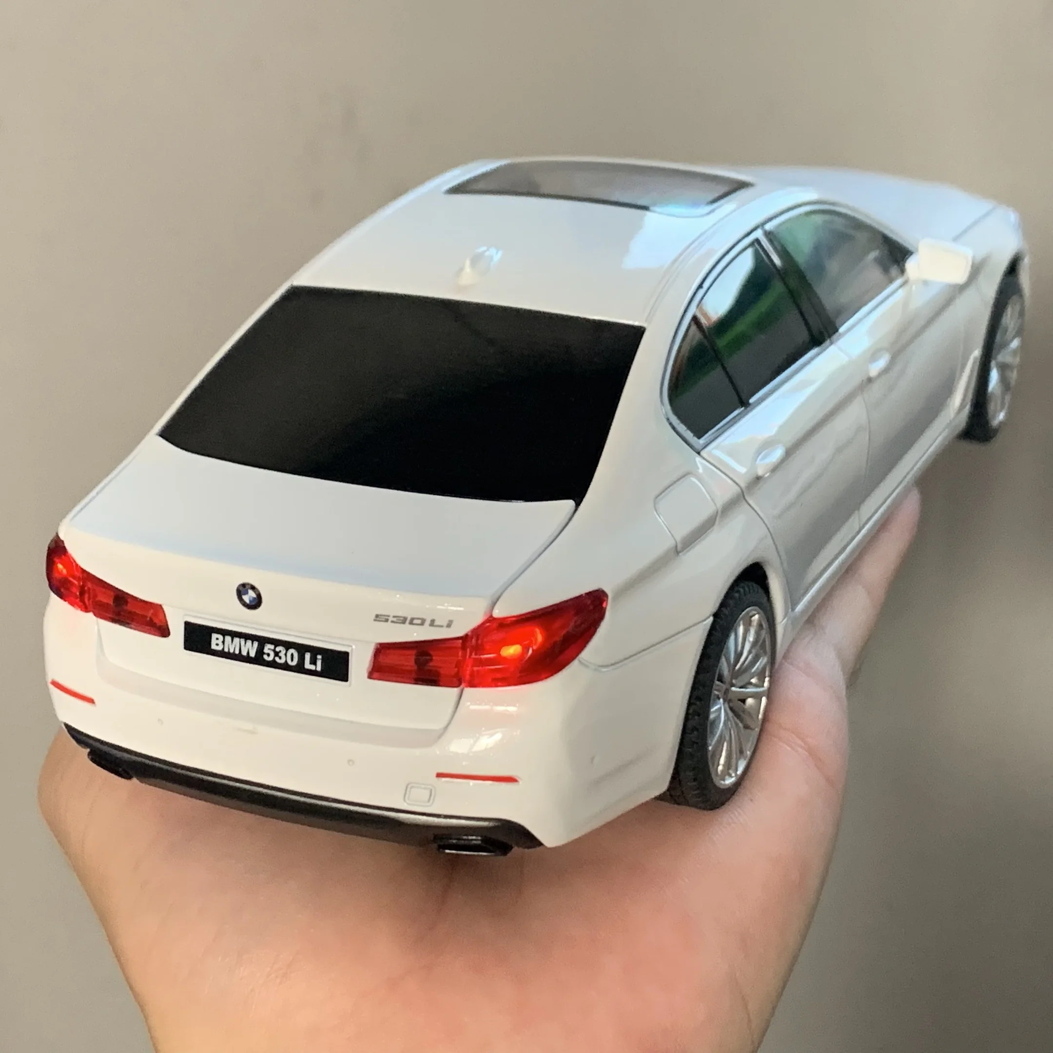 1:24 BMW 530LI Limousine Alloy Metal Diecast Model Car Trendy Ornaments Children's Toy Car Sound & Light Holiday Present Friend