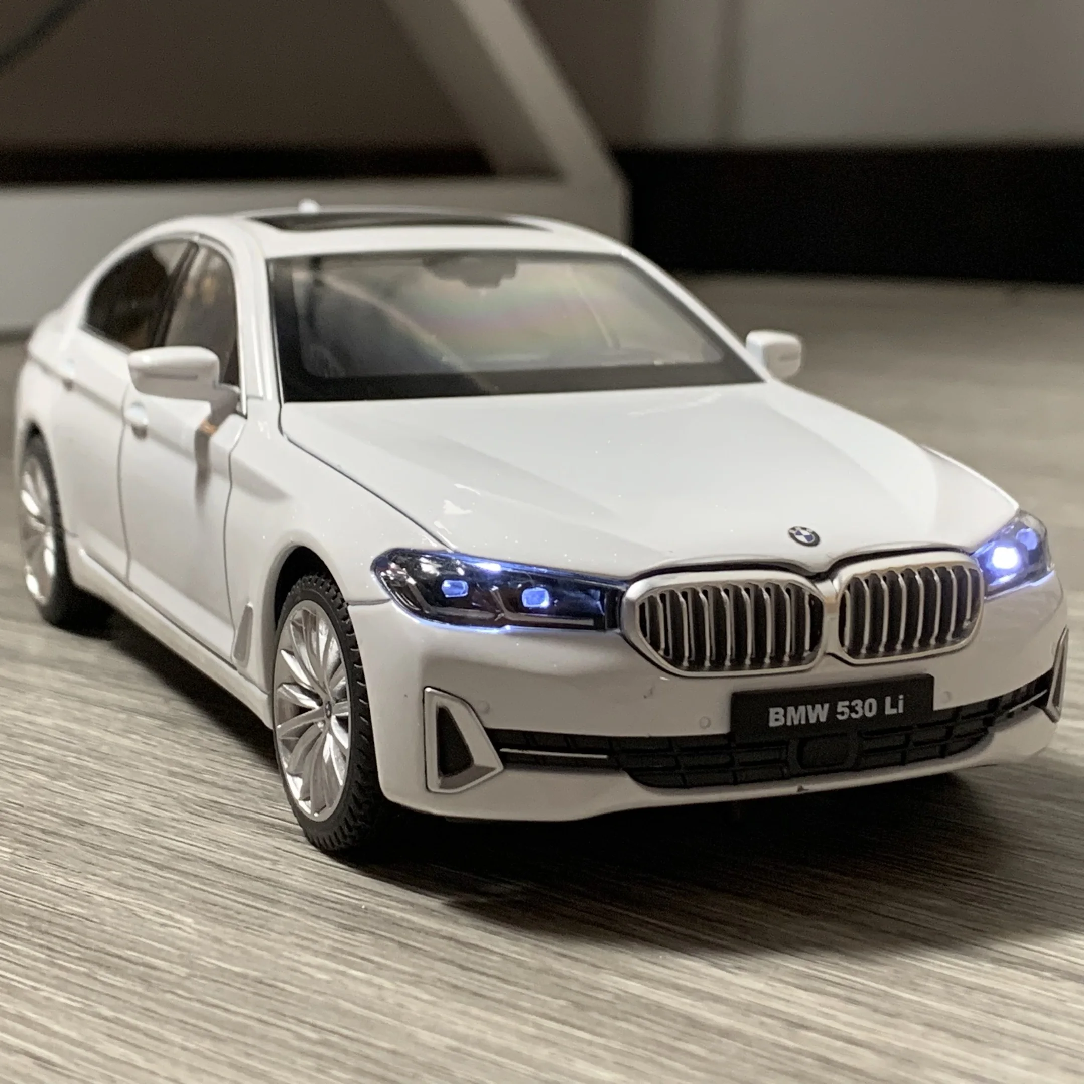 1:24 BMW 530LI Limousine Alloy Metal Diecast Model Car Trendy Ornaments Children's Toy Car Sound & Light Holiday Present Friend