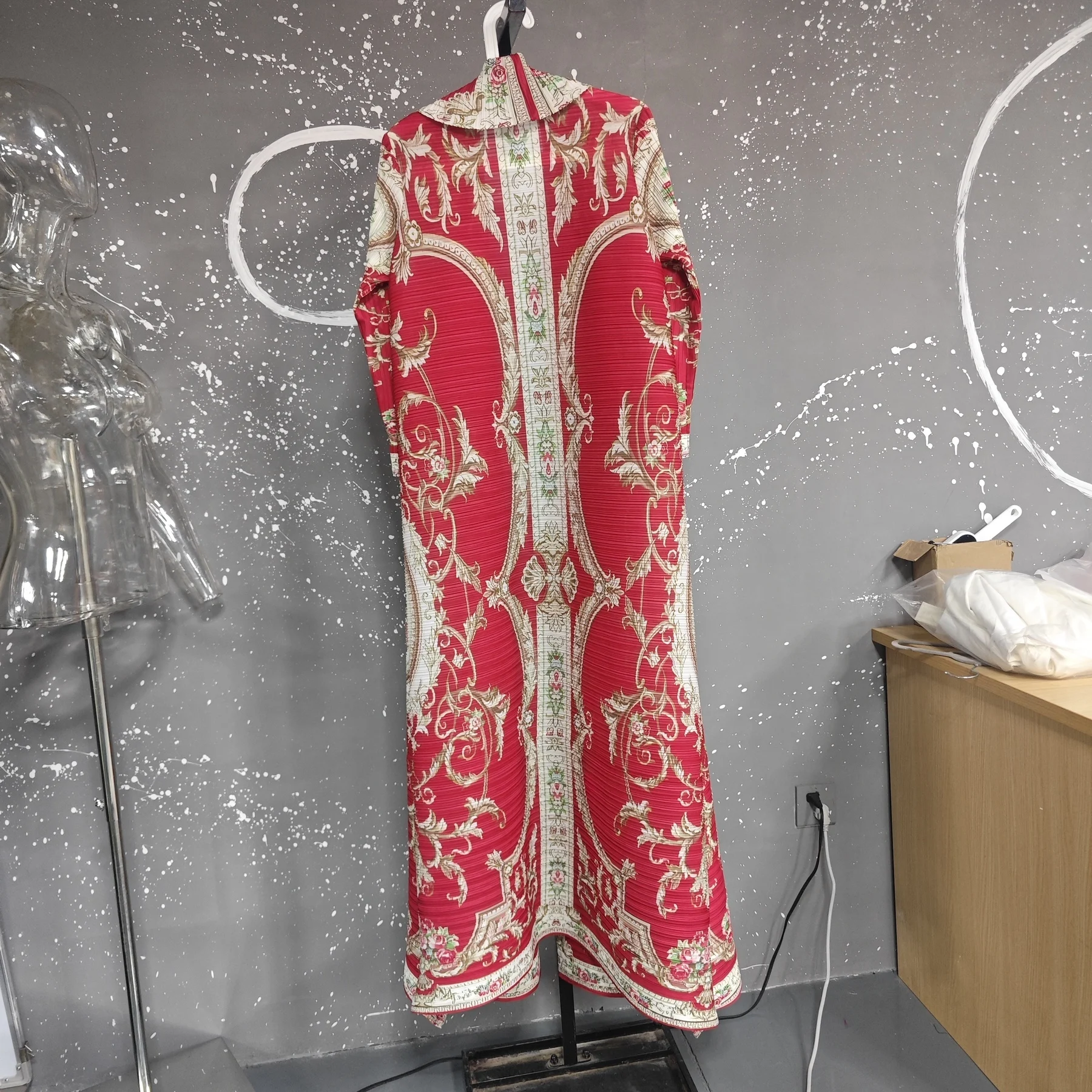 LANMREM Red National Style Printting Pleated Women's Long Robe 2025 New Fashion Chic Temperament Cardigan Trench Coat 2DB3930