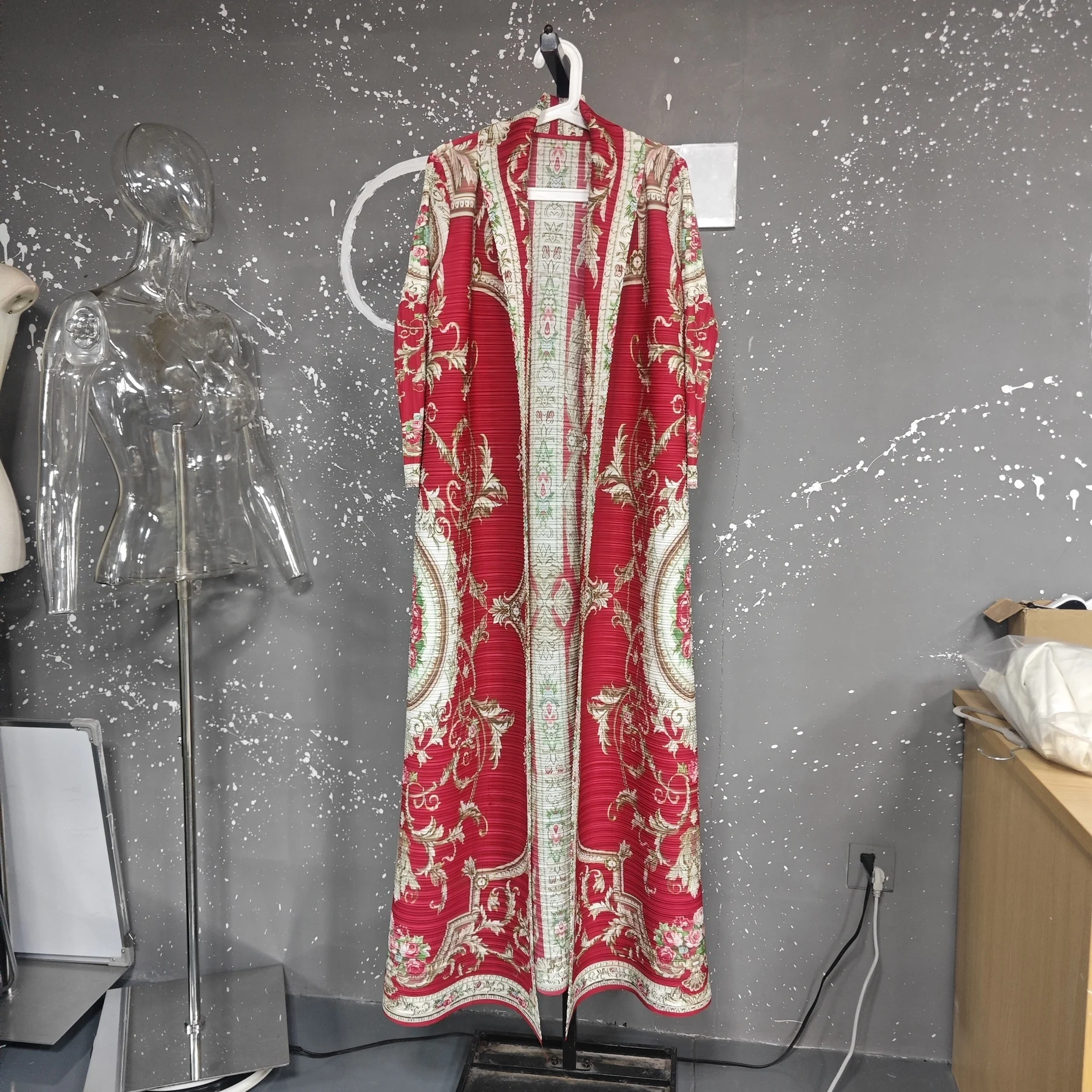 LANMREM Red National Style Printting Pleated Women's Long Robe 2025 New Fashion Chic Temperament Cardigan Trench Coat 2DB3930