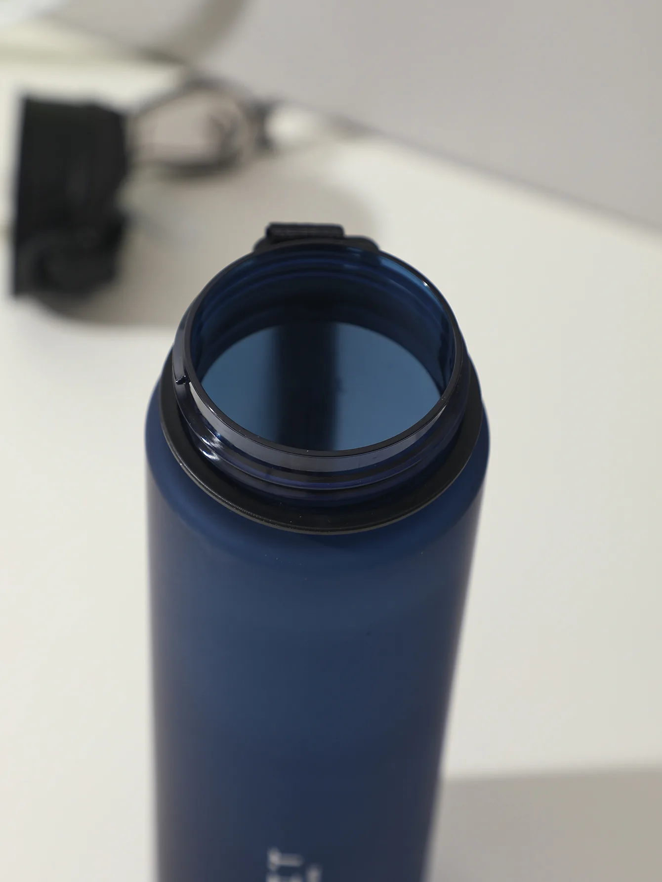 750ML Leak-Proof Sports Water Bottle with Straw and Carrying Loop BPA-Free Portable Mug with Seal Lid for Fitness Camping