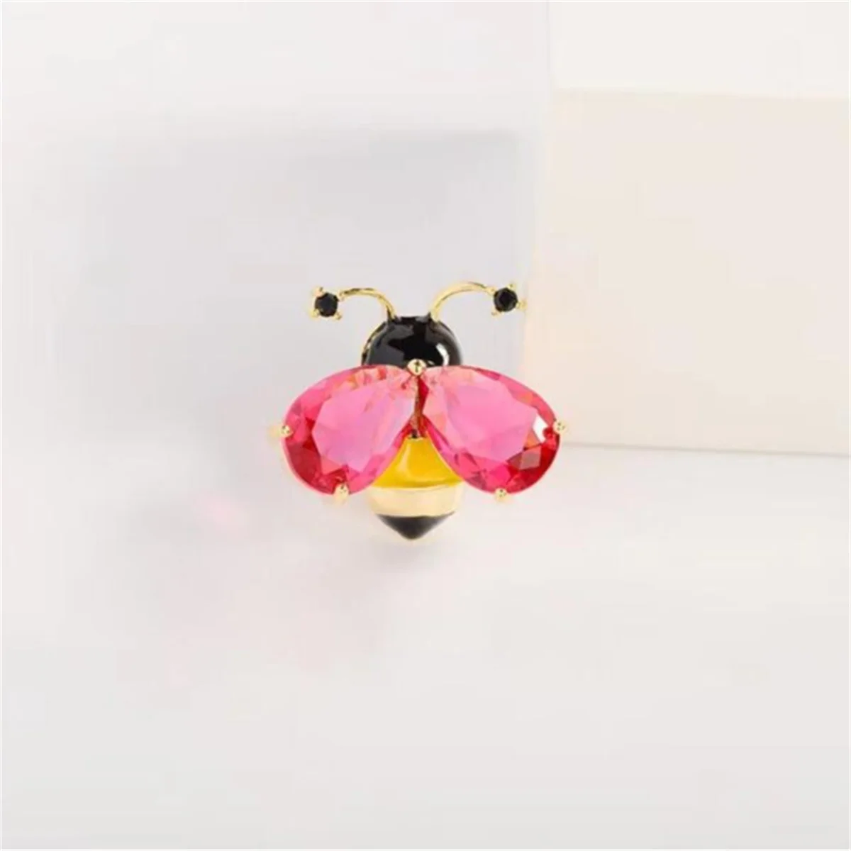 Bee Brooch Korean Style Small Fragrance Crystal Brooch Suit Shirt Backpack Decoration Women's Jewelry Party Birthday Gift 2024