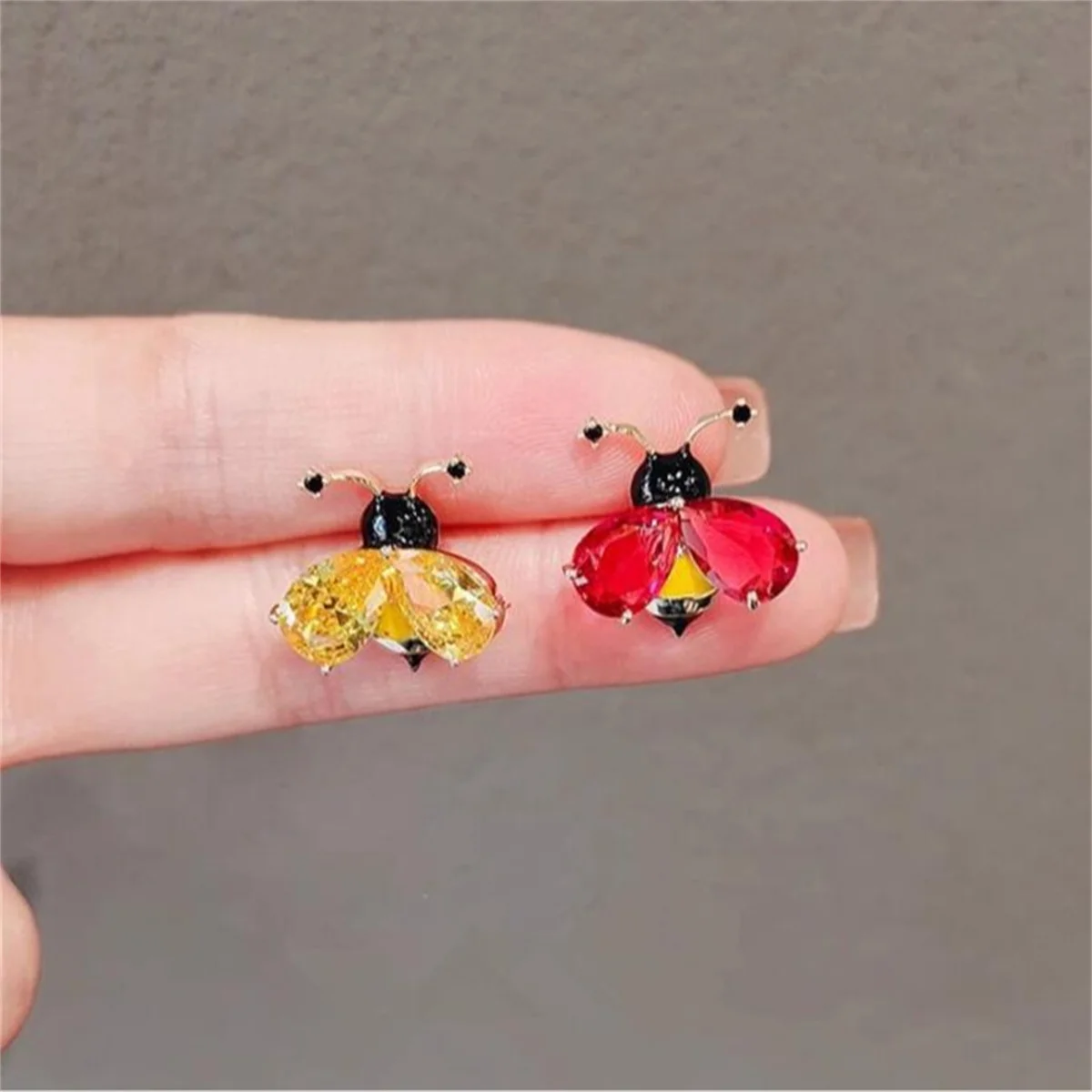 Bee Brooch Korean Style Small Fragrance Crystal Brooch Suit Shirt Backpack Decoration Women's Jewelry Party Birthday Gift 2024