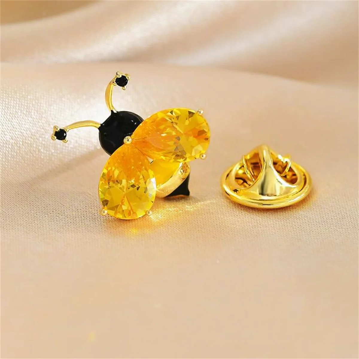 Bee Brooch Korean Style Small Fragrance Crystal Brooch Suit Shirt Backpack Decoration Women's Jewelry Party Birthday Gift 2024