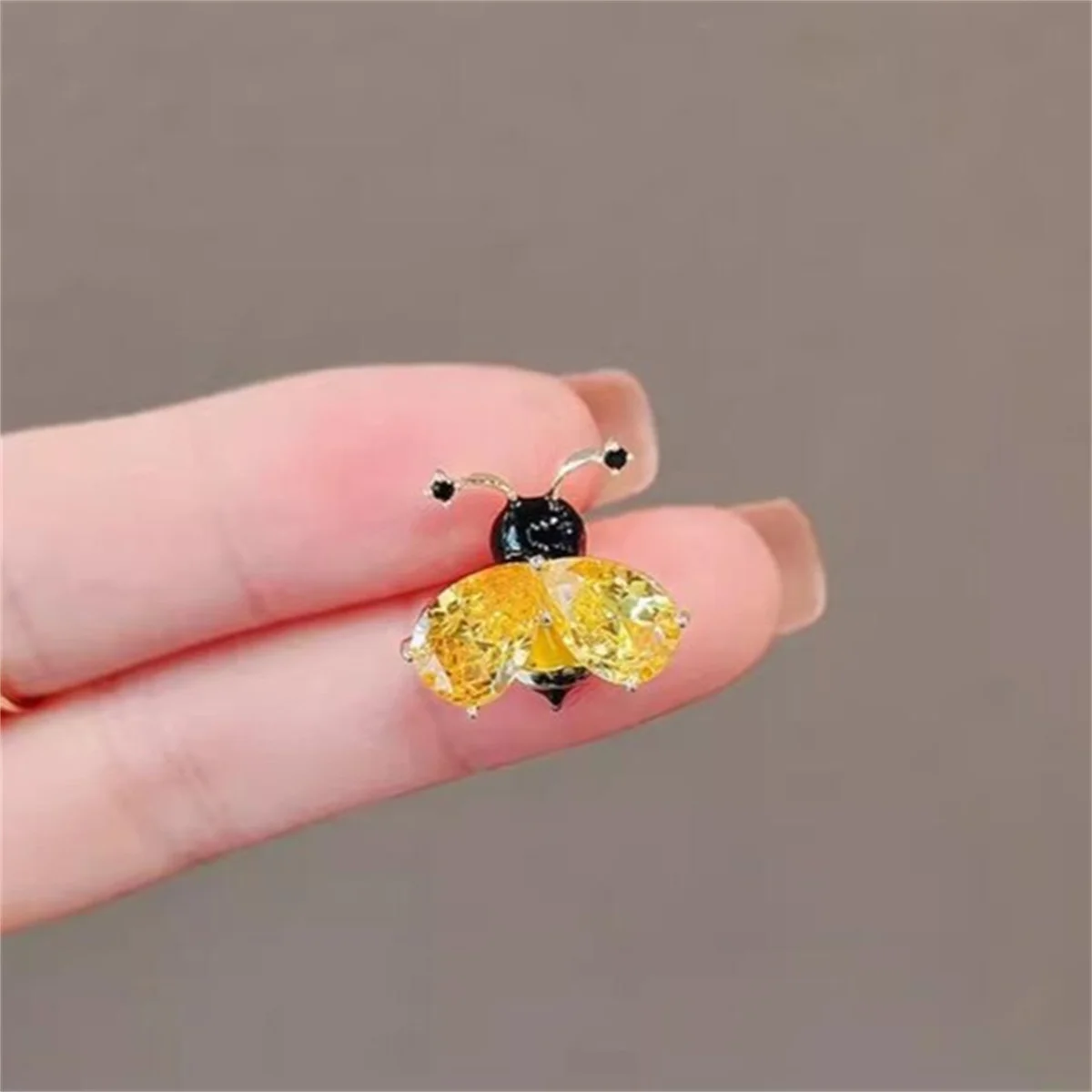 Bee Brooch Korean Style Small Fragrance Crystal Brooch Suit Shirt Backpack Decoration Women's Jewelry Party Birthday Gift 2024