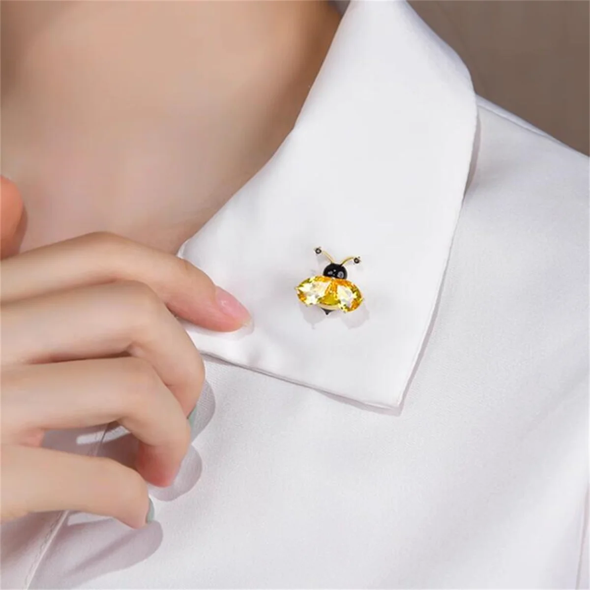Bee Brooch Korean Style Small Fragrance Crystal Brooch Suit Shirt Backpack Decoration Women's Jewelry Party Birthday Gift 2024