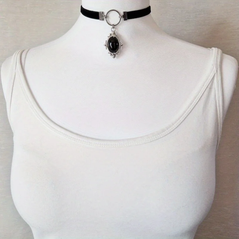 Gothic Vampire Cameo Pendant Choker Velvet Necklace for Women Fashion Pagan Witchcraft Jewelry Female Gifts Creative Punk Choker