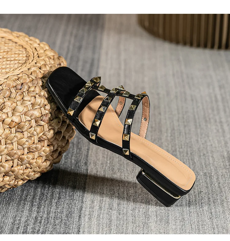 2026 Summer New Niche Design Metal Riveted Slippers Square with Real Casual Square Wear Fashion Large Size Women's Sandals 35-43