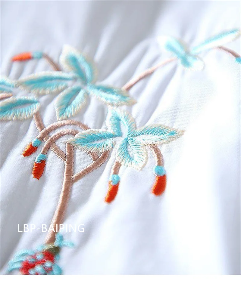 New Embroidered Shirt Women's 2024 Summer Fashion Retro Western Style Design Sense Loose Lantern Sleeve Blouse Lady Tops