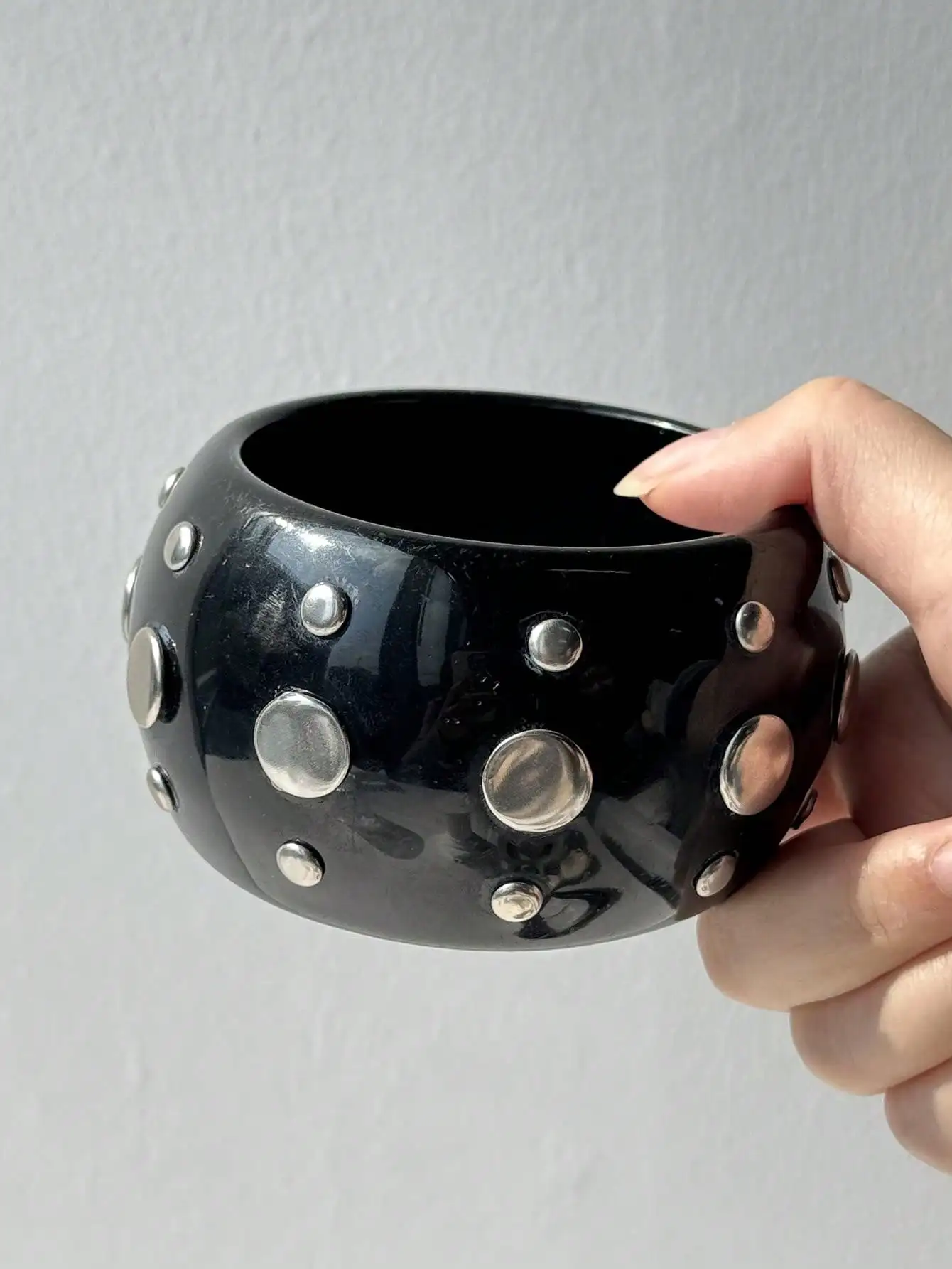 HUANZHI Black and White Irregular Resin Bracelet with Bold, Trendy Design Unique Punk-Style Silver Rivet Clasp Women's Jewelry