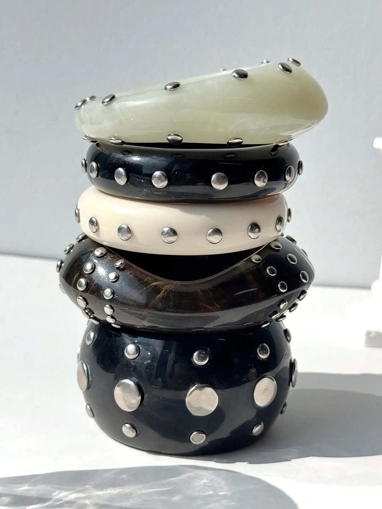 HUANZHI Black and White Irregular Resin Bracelet with Bold, Trendy Design Unique Punk-Style Silver Rivet Clasp Women's Jewelry