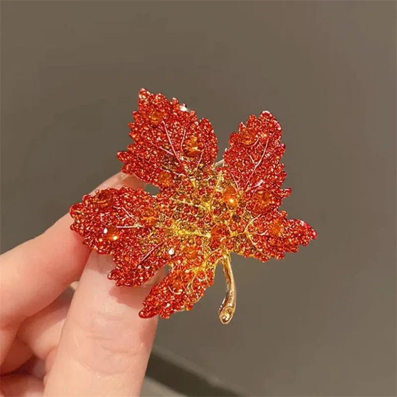 Vintage Exquisite Crystal Maple Leaf Brooch Pin for Women Trendy Clothing Collar Corsage Badge Lapel Brooch Wedding Jewelry Gift