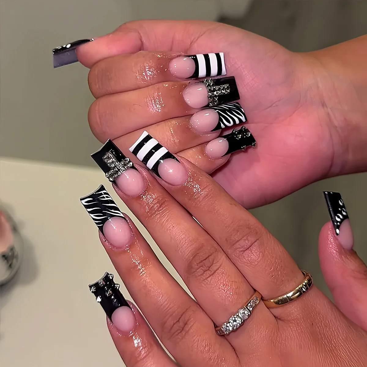 24PCS Gothic Punk Style Fake Nails with Black White Strip Printed Coffin Shape Press on Nails European French False Nails