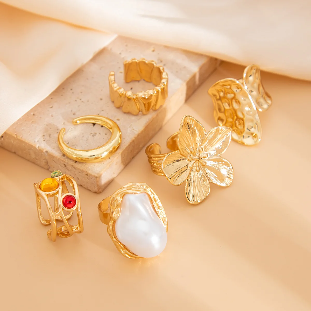 Fashion Gold Color Flower Crystal Imitation Pearl Open Ring for Women Engagement Party Gift Temperament Jewelry 2024 