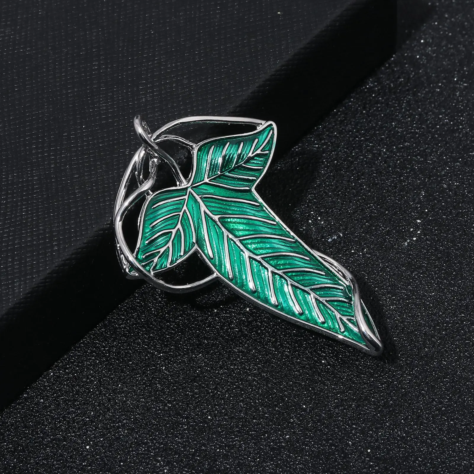 Elf Green Leaves of Lorien Brooch Pin Tolkien Galadriel Legolas Frodo Baggins Aragorn Tree Enamel Badge Movie Jewelry Wholesale