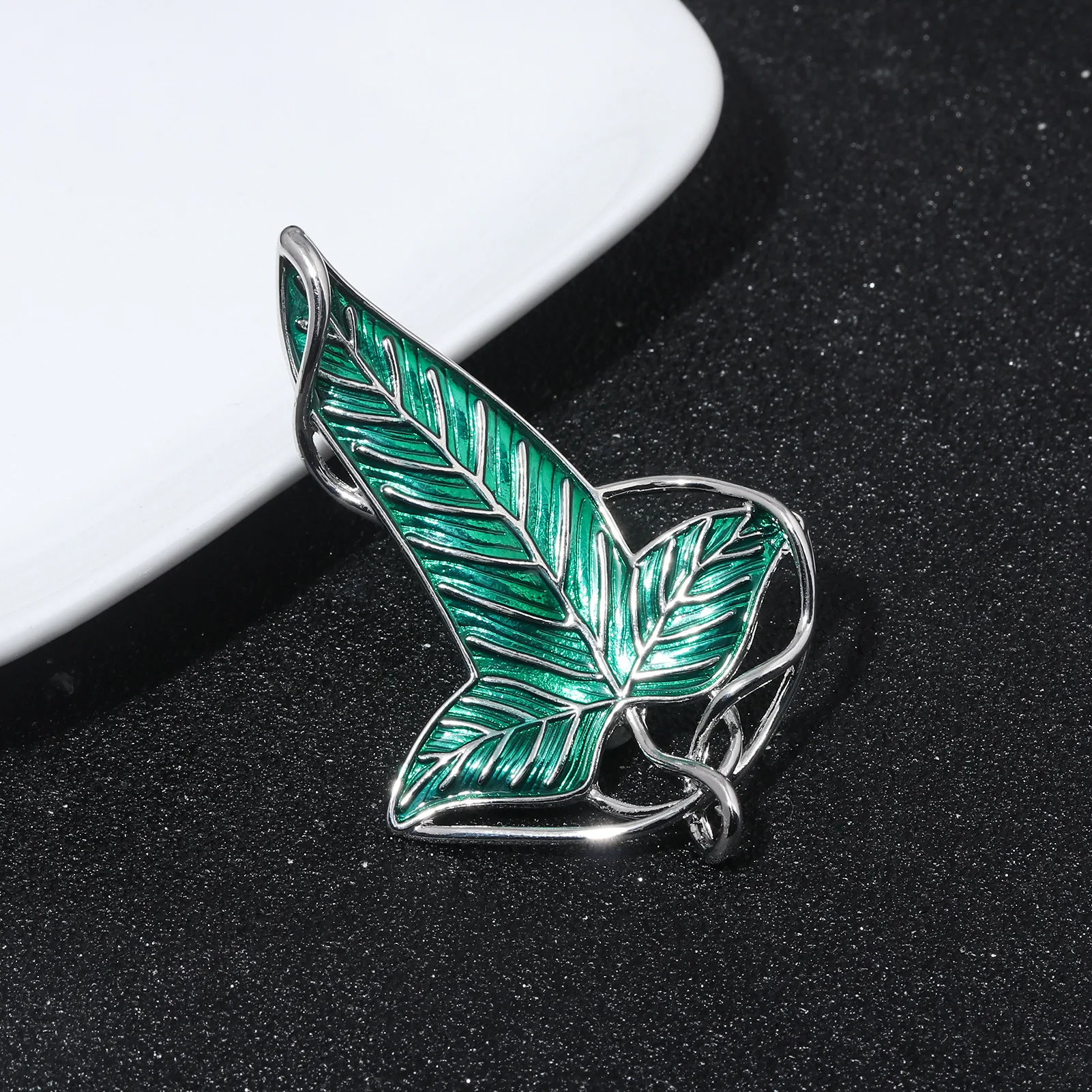 Elf Green Leaves of Lorien Brooch Pin Tolkien Galadriel Legolas Frodo Baggins Aragorn Tree Enamel Badge Movie Jewelry Wholesale